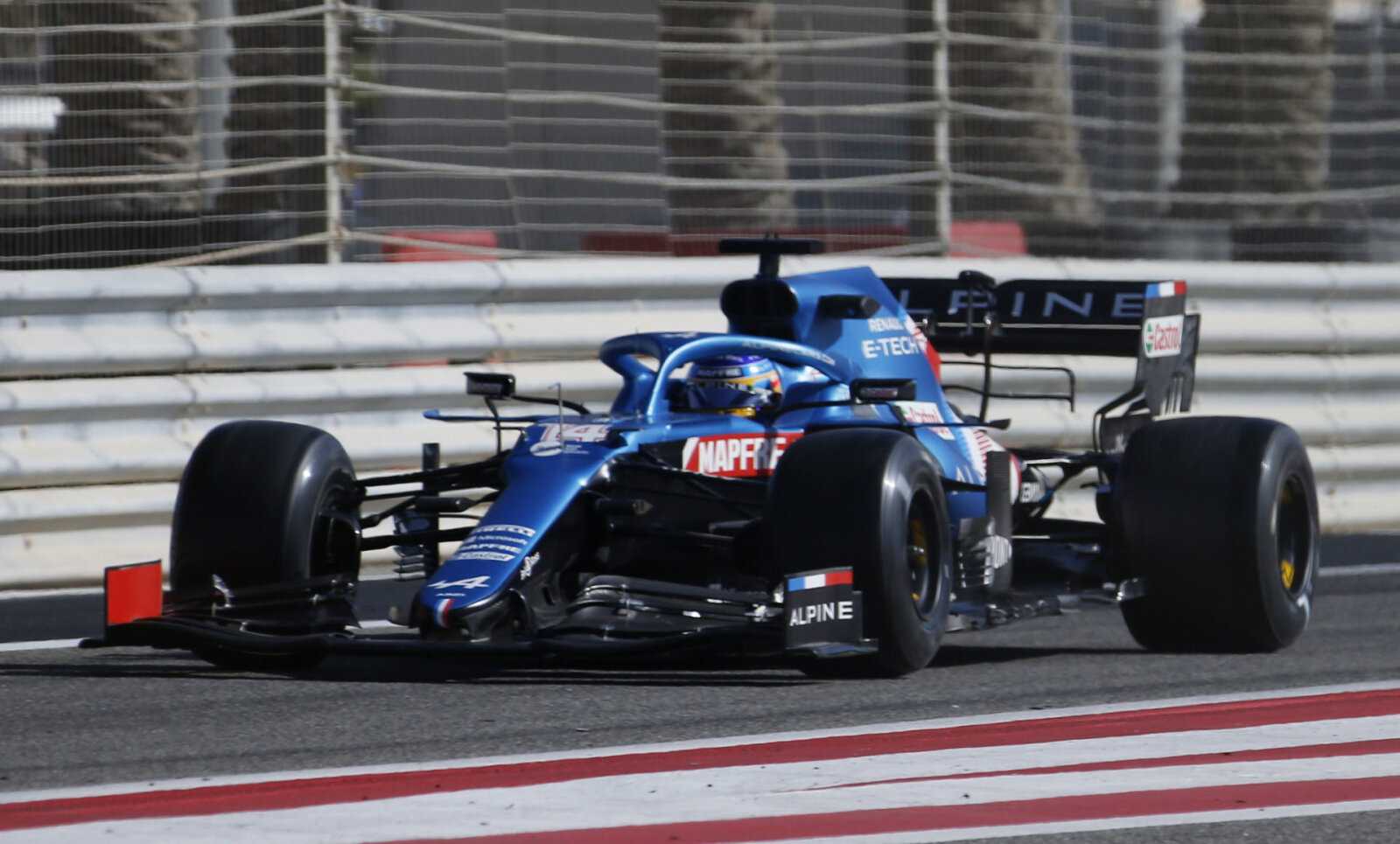 Le pilote de F1 d'Alpine Fernando Alonso prend l'Alpine à l'épreuve lors des essais à Bahreïn