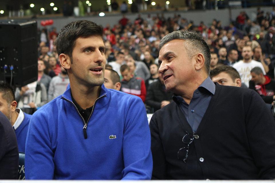 Le père de Novak Djokovic prend des photos à l'âge de Roger Federer ...