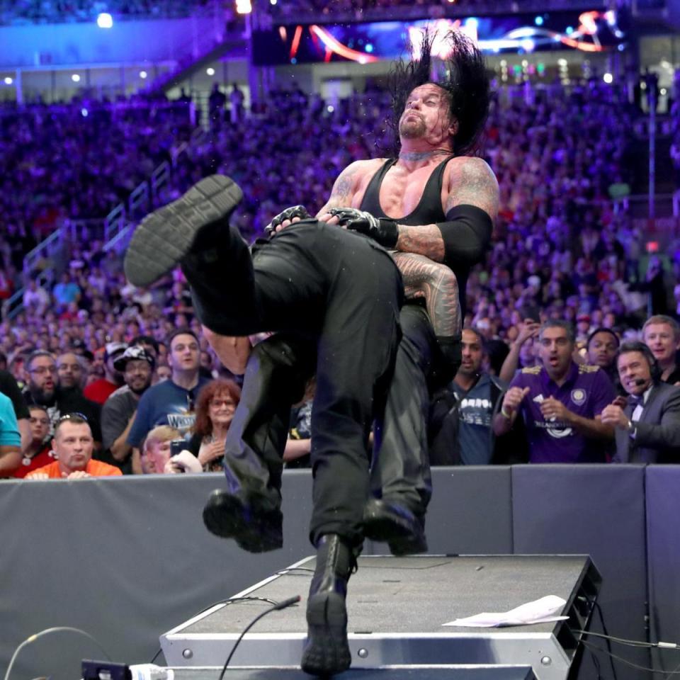 De nouvelles images dans les coulisses montrent Undertaker s'excusant auprès de Roman Reigns ...