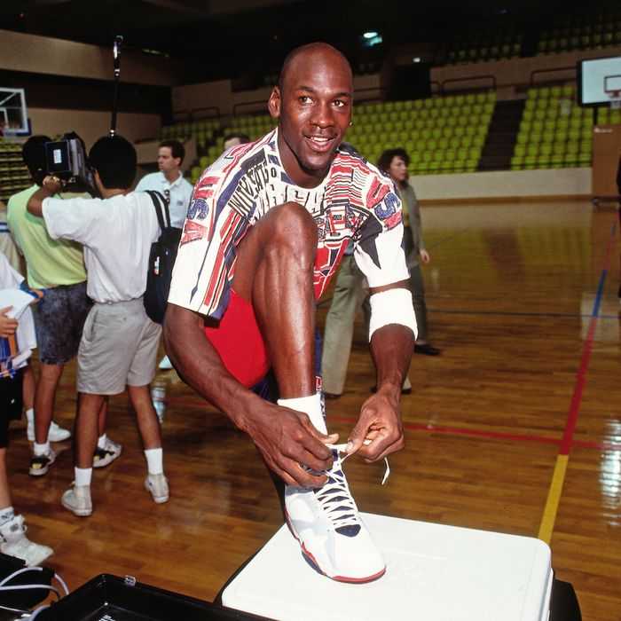 Des baskets rares portées par Michael Jordan mises aux enchères pour près d'un demi-million de dollars