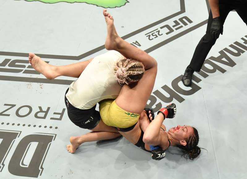 REGARDER: Amanda Ribas détruit Paige VanZant avec Brapper Armbar Submission à l’UFC 251