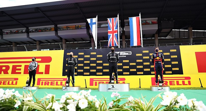 Hamilton et Bottas sur le podium avec Mercedes 1-2