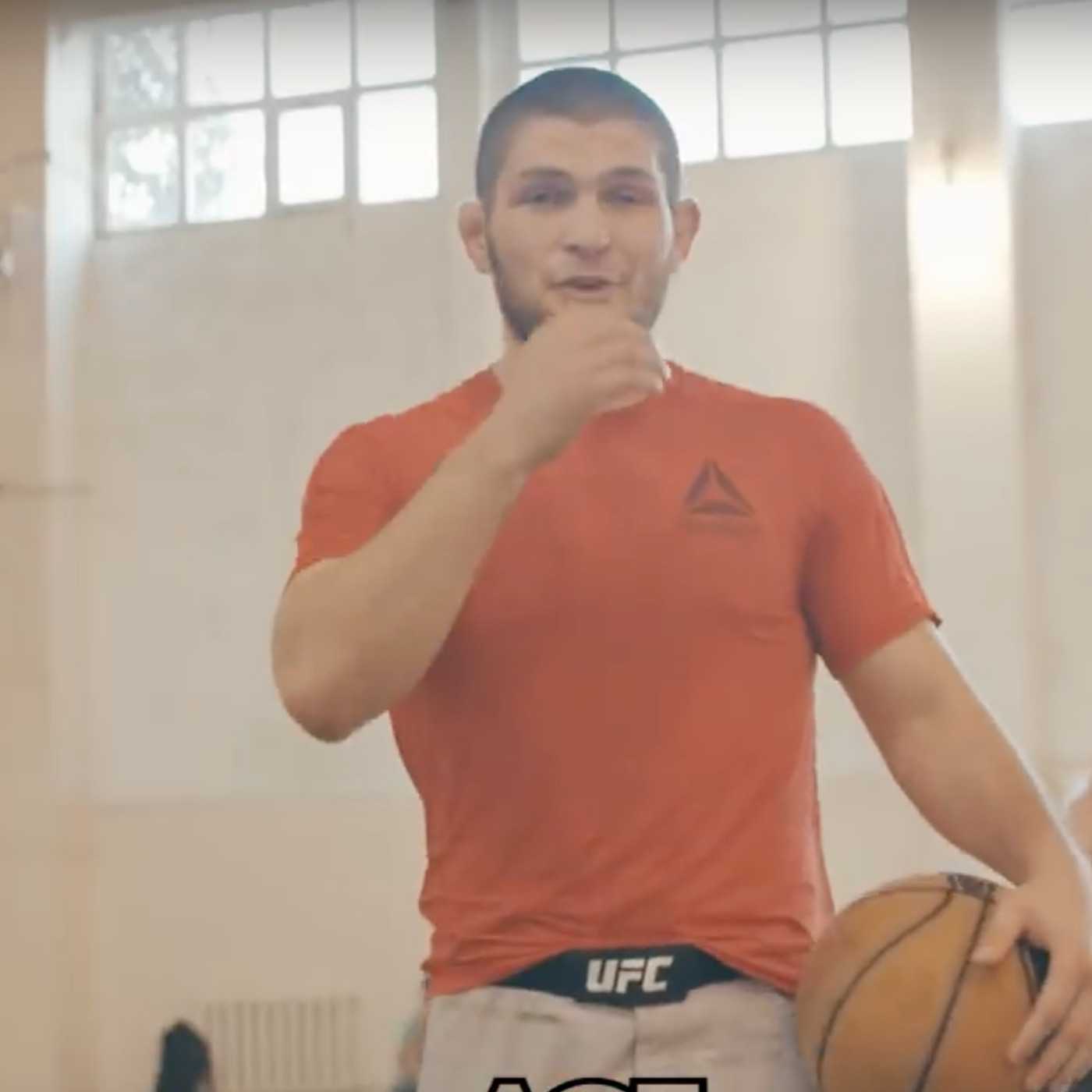 REGARDER: Le champion de l'UFC Khabib Nurmagomedov joue au «Dagestani Basketball»