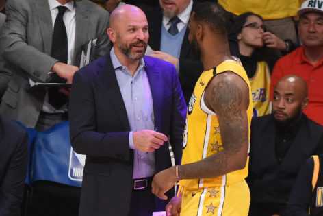 L'entraîneur adjoint des Lakers serait prêt à assumer un nouveau rôle pour les 76ers en difficulté