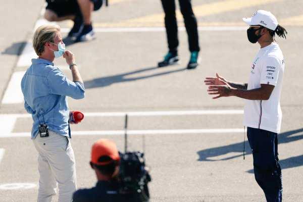 Mercedes Poke Fun alors que Lewis Hamilton et Nico Rosberg ont été aperçus en train de bavarder au Paddock du Grand Prix d'Espagne