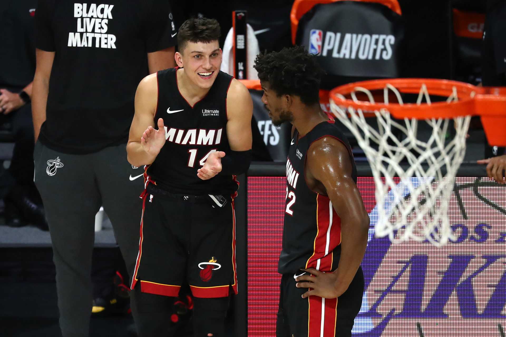 Le garde Miami Heat Tyler Herro et l'attaquant Jimmy Butler célèbrent après avoir battu les Milwaukee Bucks dans le cinquième match au deuxième tour des éliminatoires de la NBA 2020.