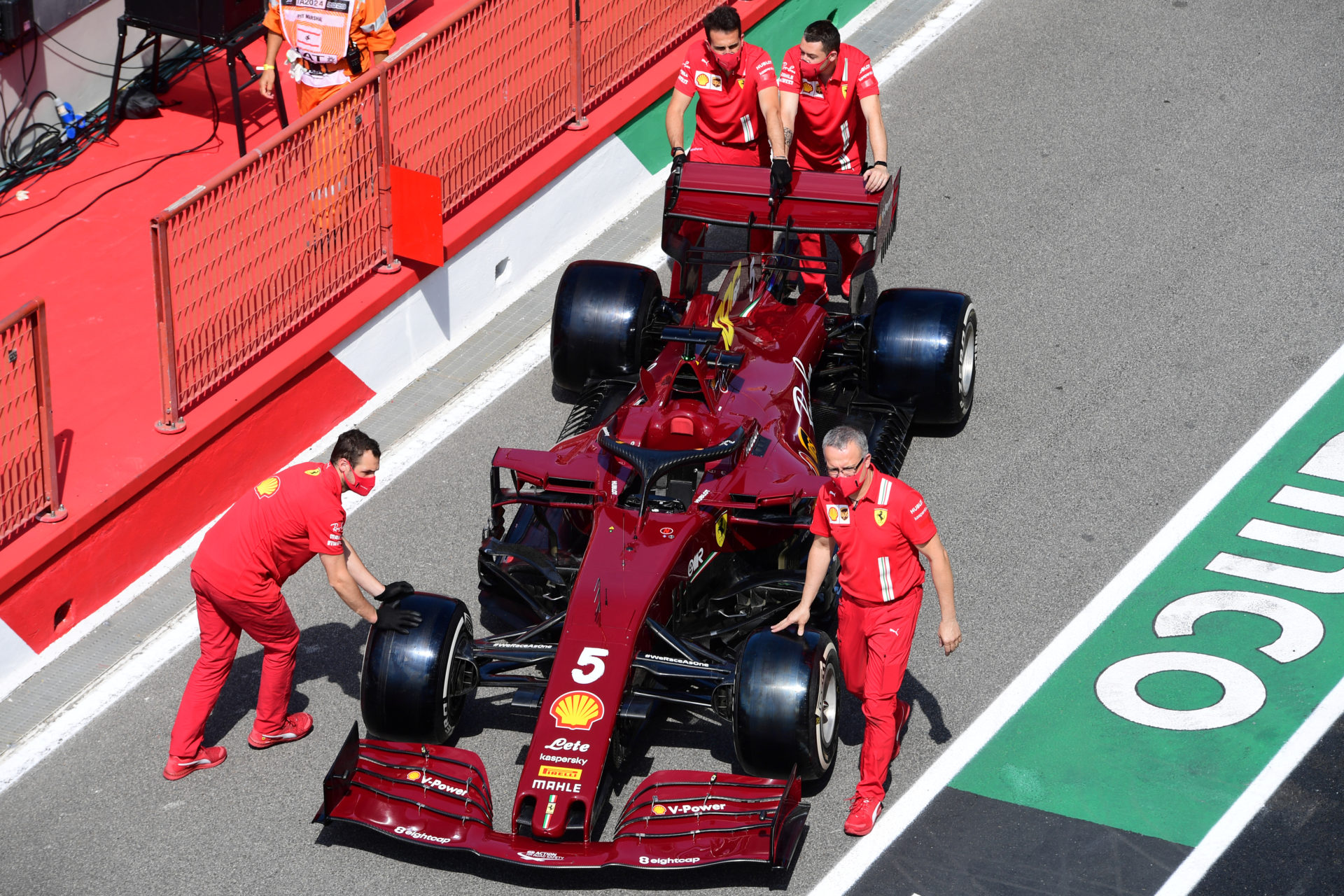 Mécaniciens Ferrari travaillant sur la voiture de Sebastian Vettel