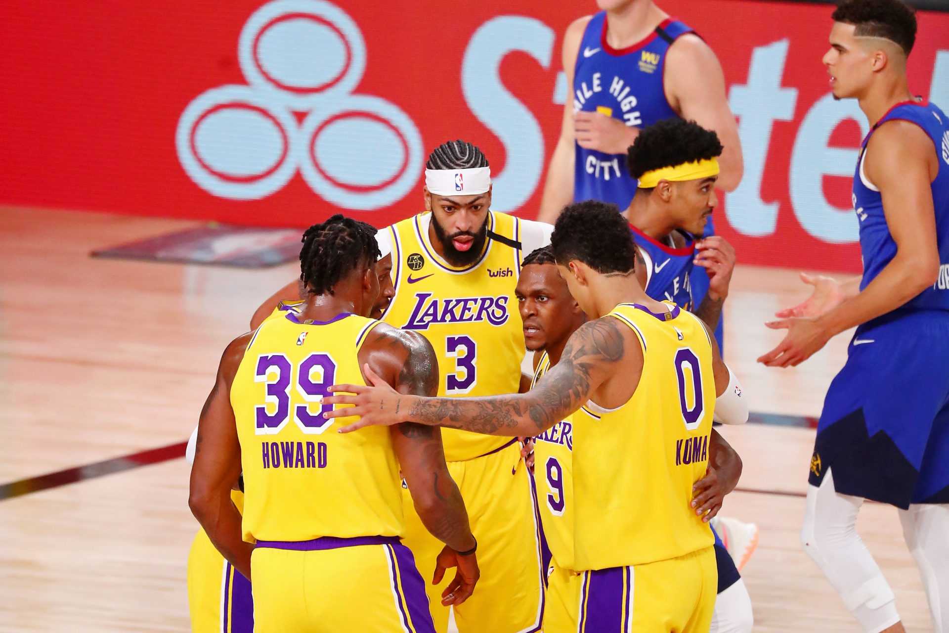 Los Angeles Lakers vs Denver Nuggets: l'équipe des Lakers se blottit