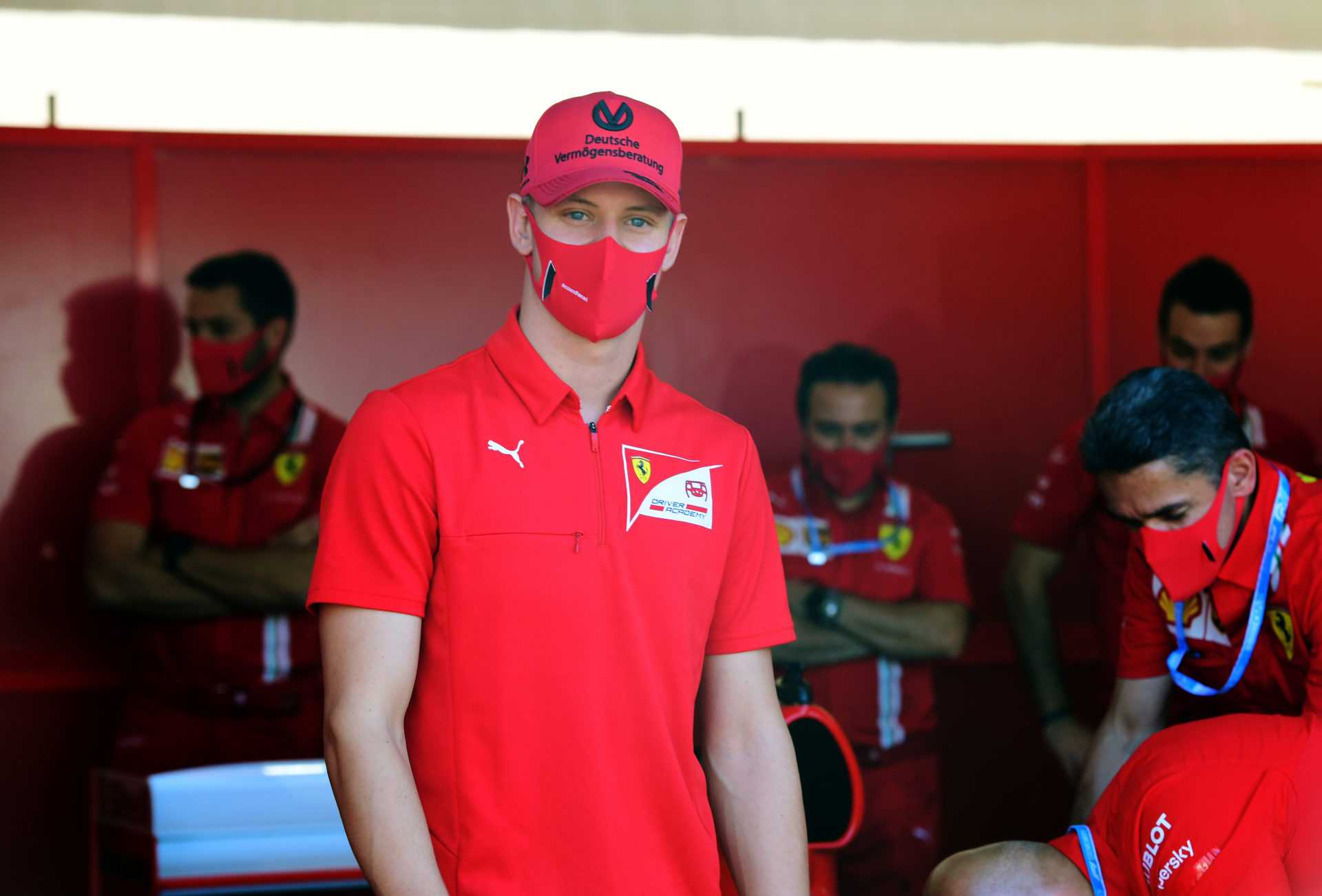 Mick Schumacher dans le garage Ferrari
