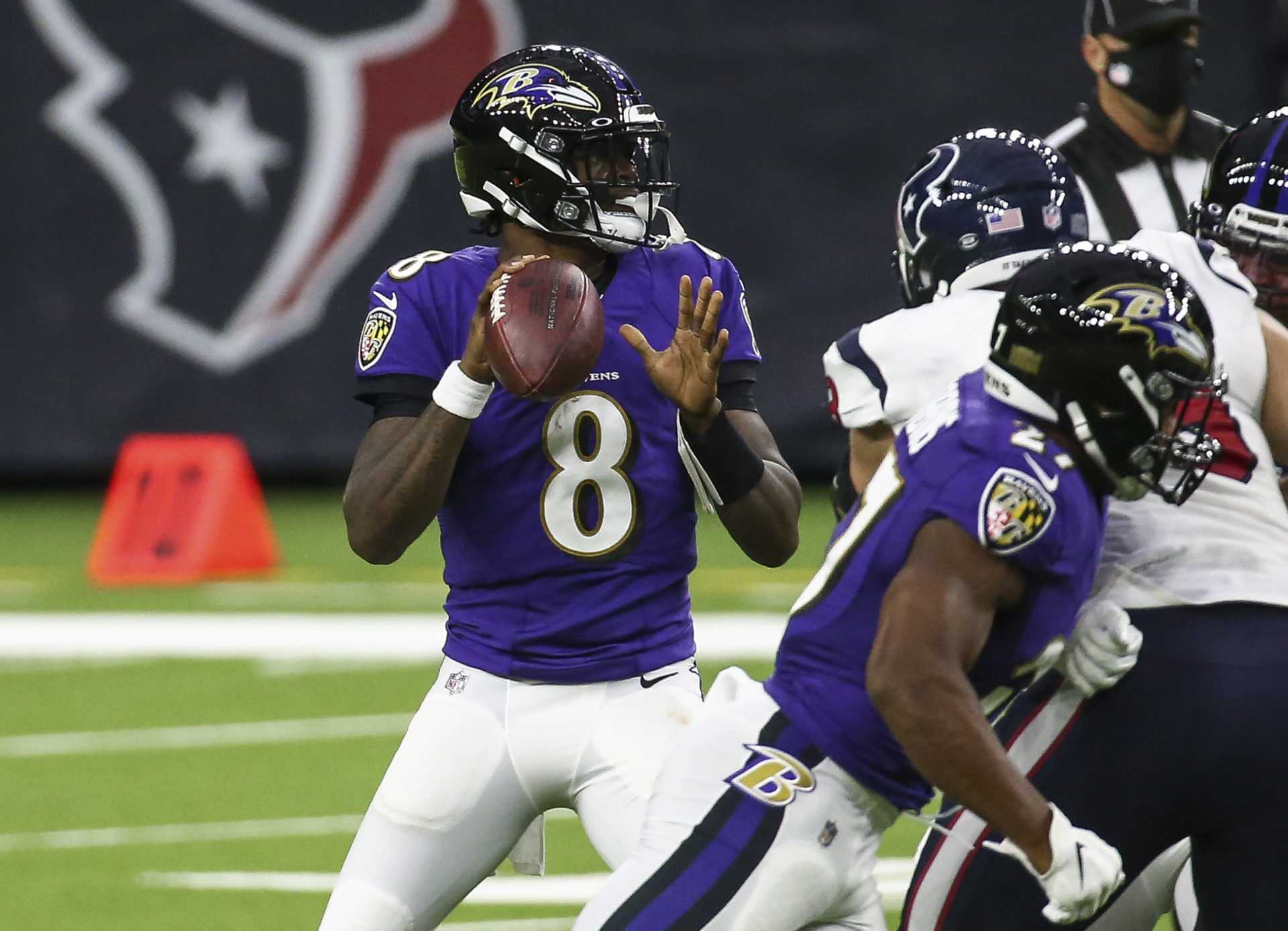 Le quart-arrière des Baltimore Ravens, Lamar Jackson, joue contre les Texans de Houston lors de la deuxième semaine.