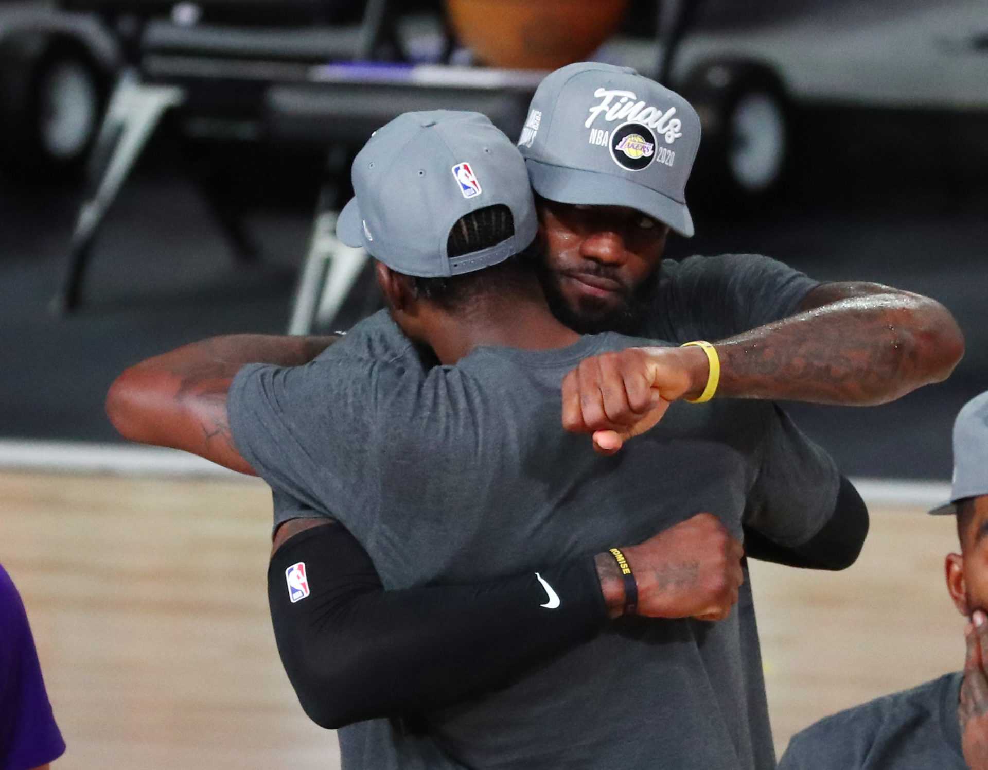 «Chaque fois que vous mettez du violet et de l'or…»: LeBron James fait le parallèle avec Kobe Bryant et son leadership