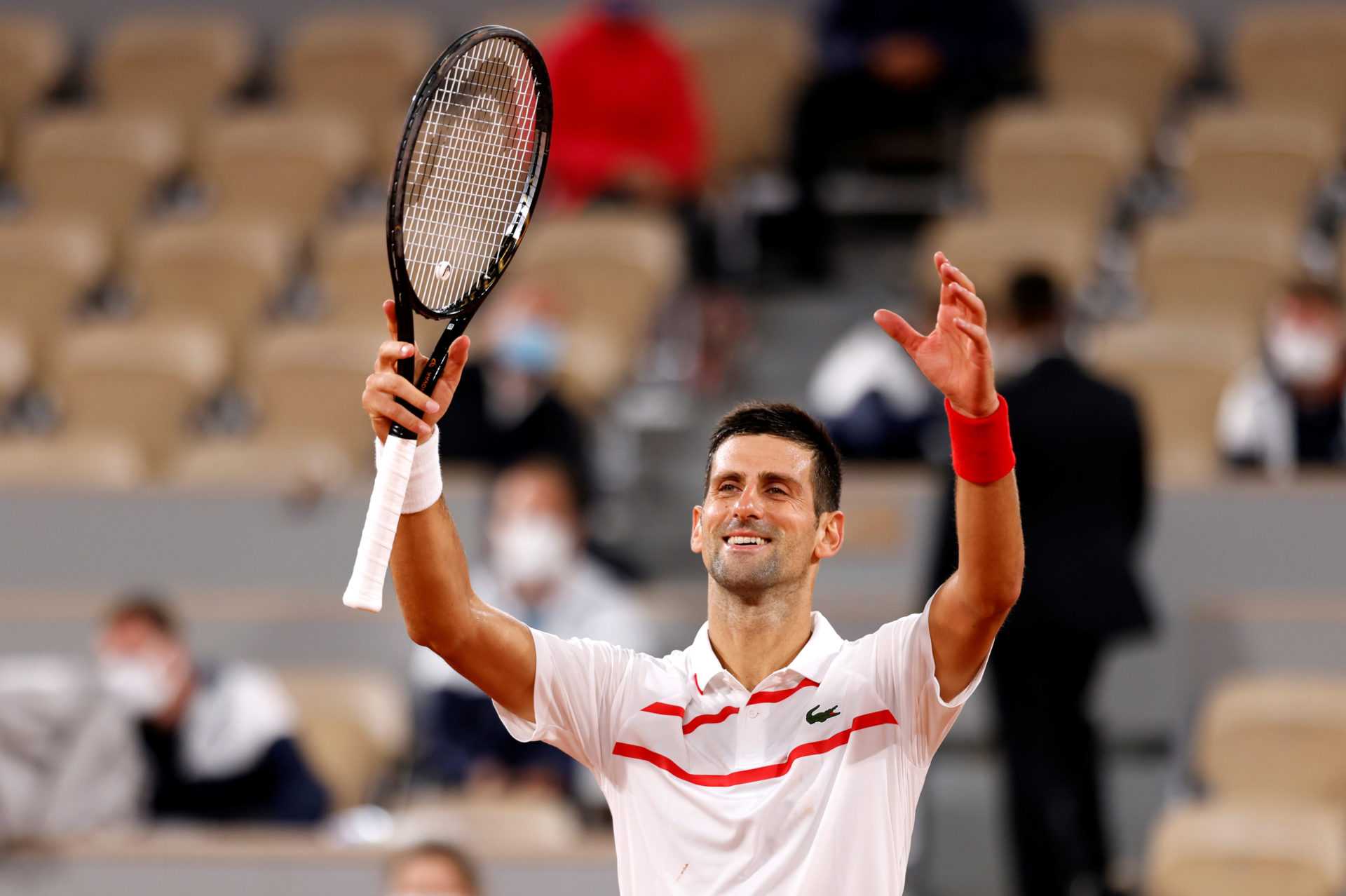Novak Djokovic réagit après avoir rejoint Roger Federer dans le record d'élite du Grand Chelem