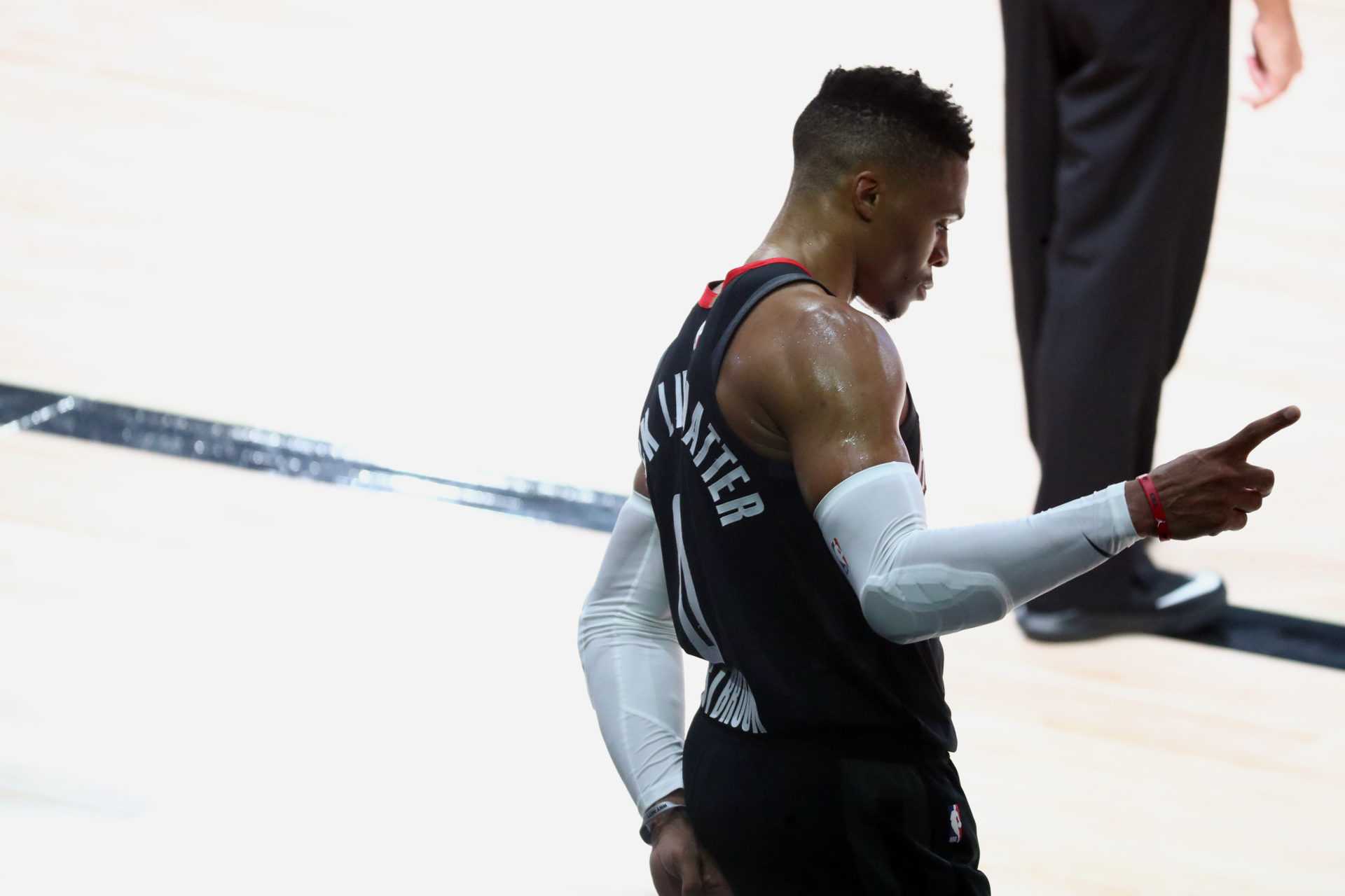 Le garde des Rockets Russell Westbrook réagit en pointant du doigt pendant leur match contre le Thunder d'Oklahoma City 