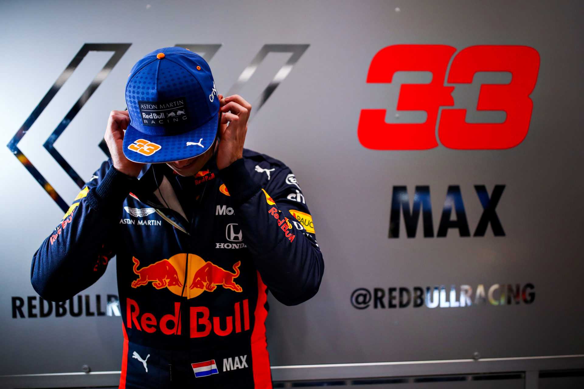 Formule 1, F1 - Max Verstappen, pilote de Red Bull, présentant son numéro 33 chanceux enregistré par la FIA