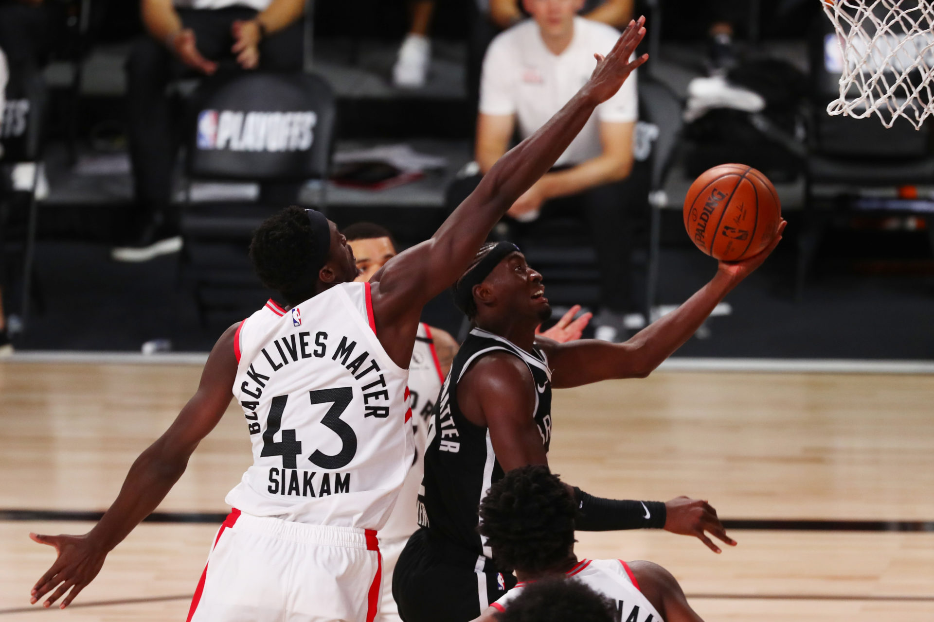 Brooklyn Nets Caris LeVert contre les Raptors de Toronto lors des éliminatoires de la NBA