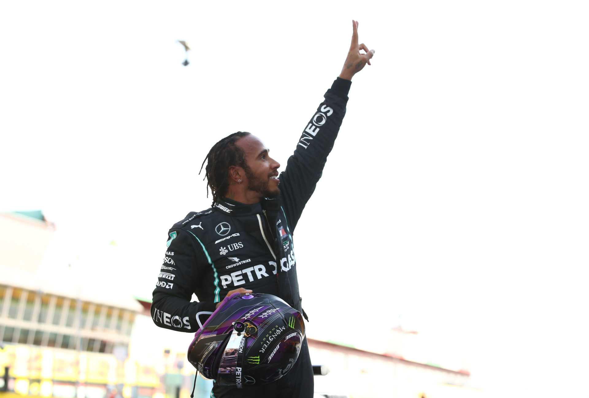 Le pilote Mercedes Lewis Hamilton célèbre sa victoire dans le Mugello