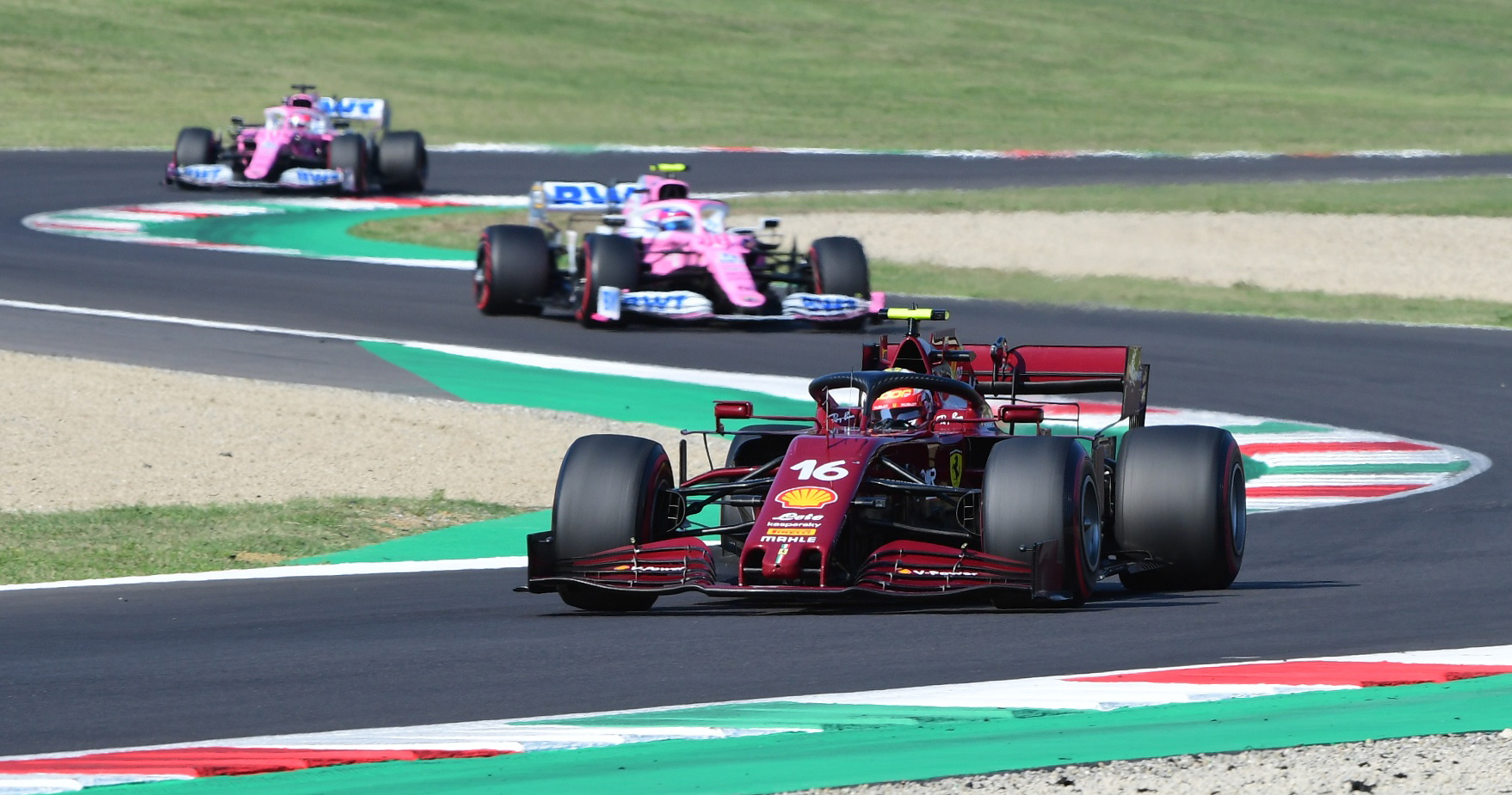 Pilote Ferrari Charles Leclerc en action pendant le Grand Prix de Toscane