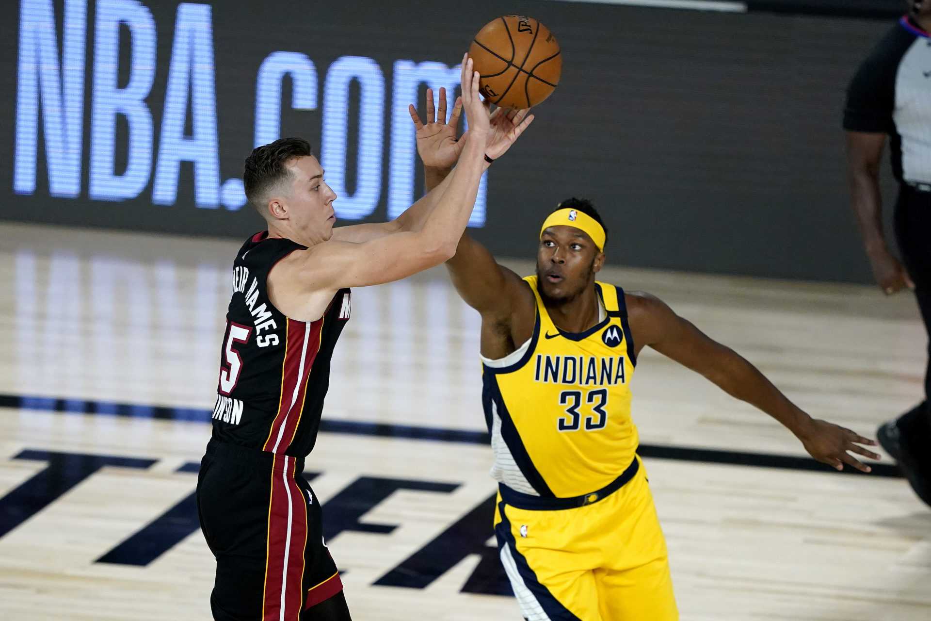 Le garde du Miami Heat, Duncan Robinson, tente un tir contre les Indiana Pacers lors des éliminatoires de la NBA 2020