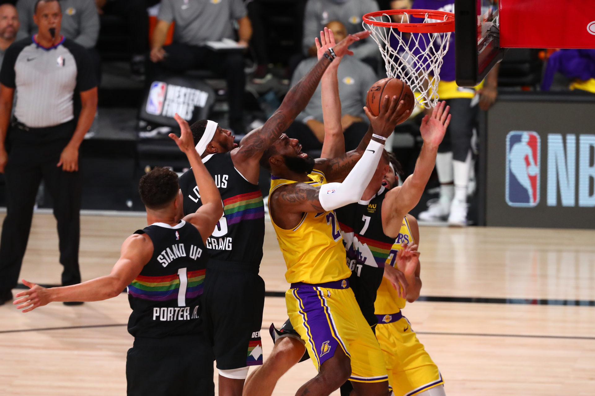 Denver Nuggets vs Los Angeles Lakers: LeBron James va contre la défense des Nuggets