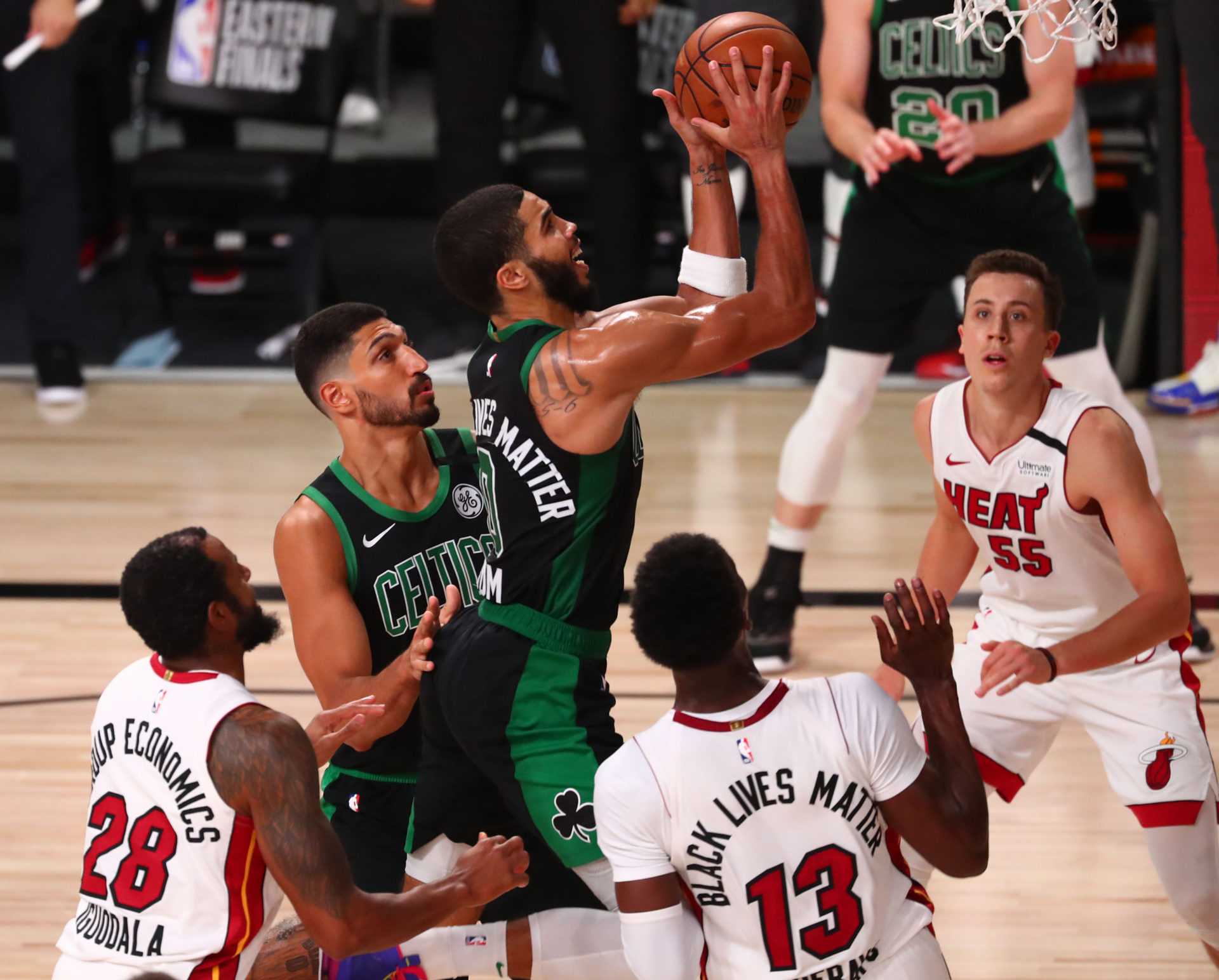 Jayson Tatum des Celtics se place au-dessus de LeBron James en établissant un nouveau record des séries éliminatoires de la NBA
