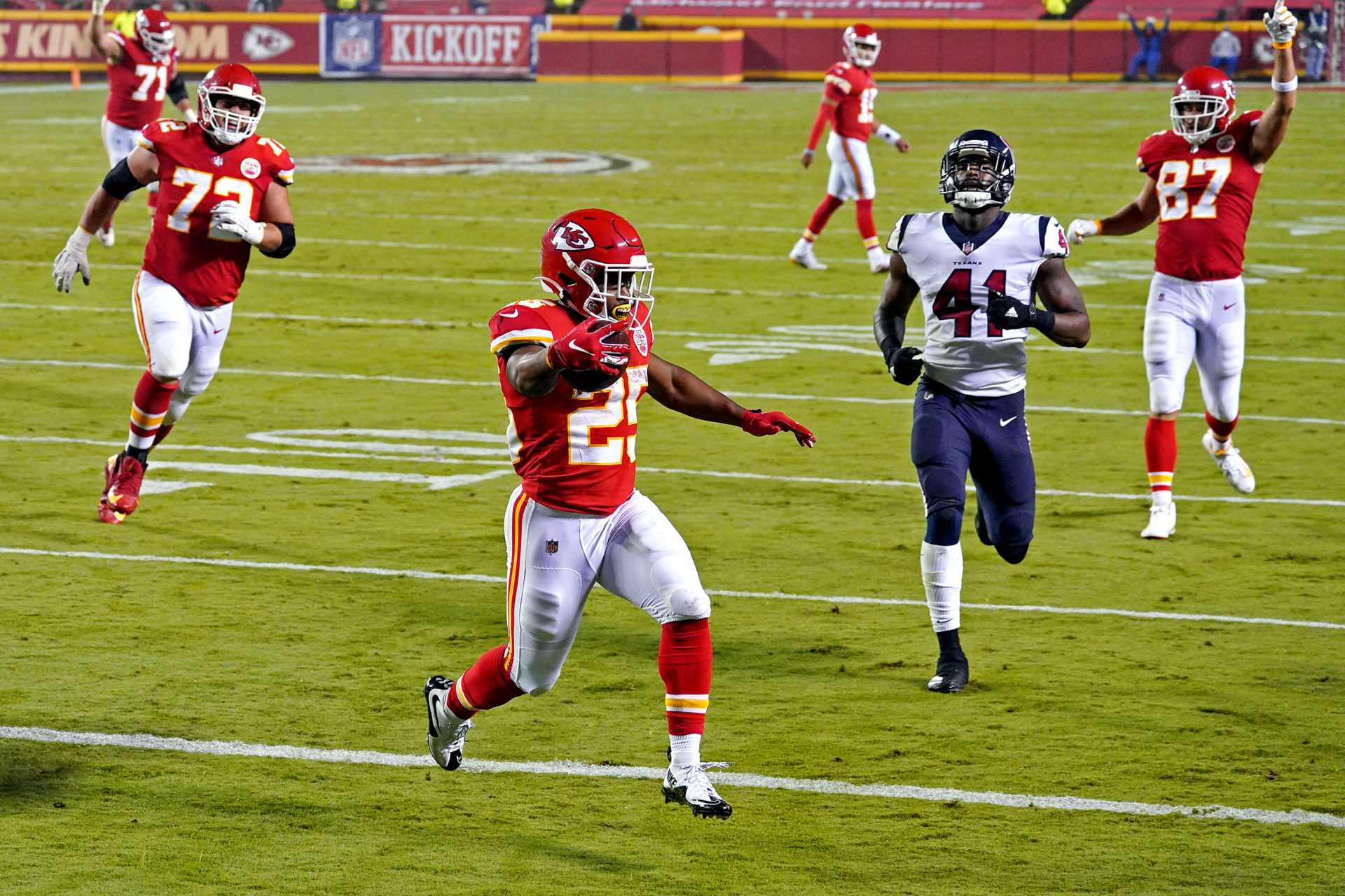 Le demi offensif des Chiefs de Kansas City, Clyde Edwards-Helaire, célèbre contre les Texans de Houston lors de la première semaine.
