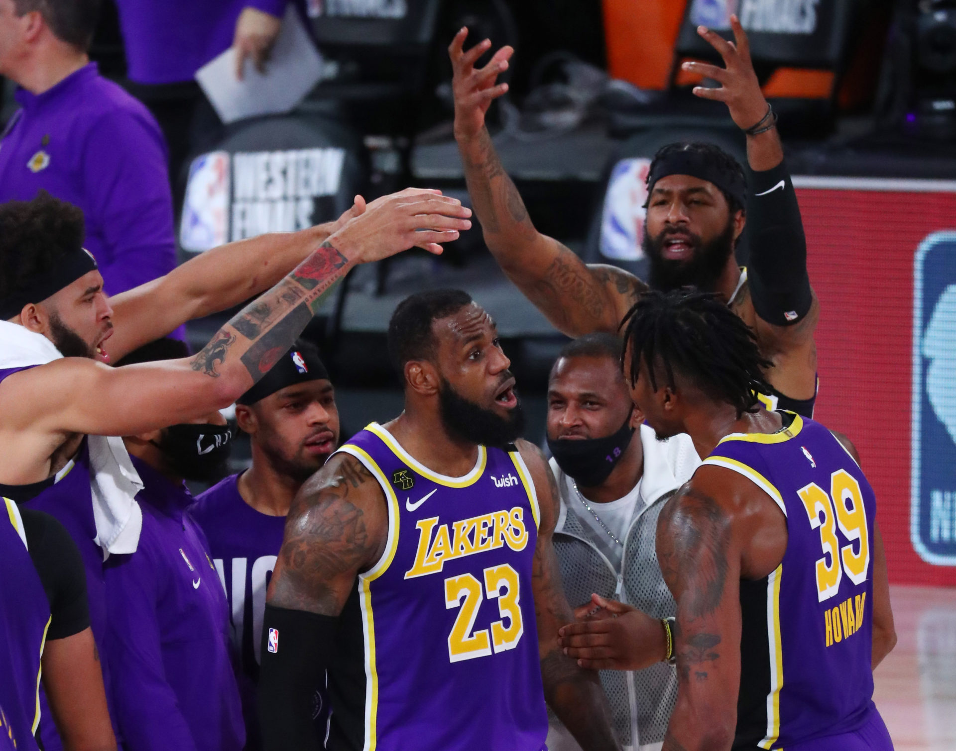 LeBron James célèbre avec ses coéquipiers des LA Lakers 