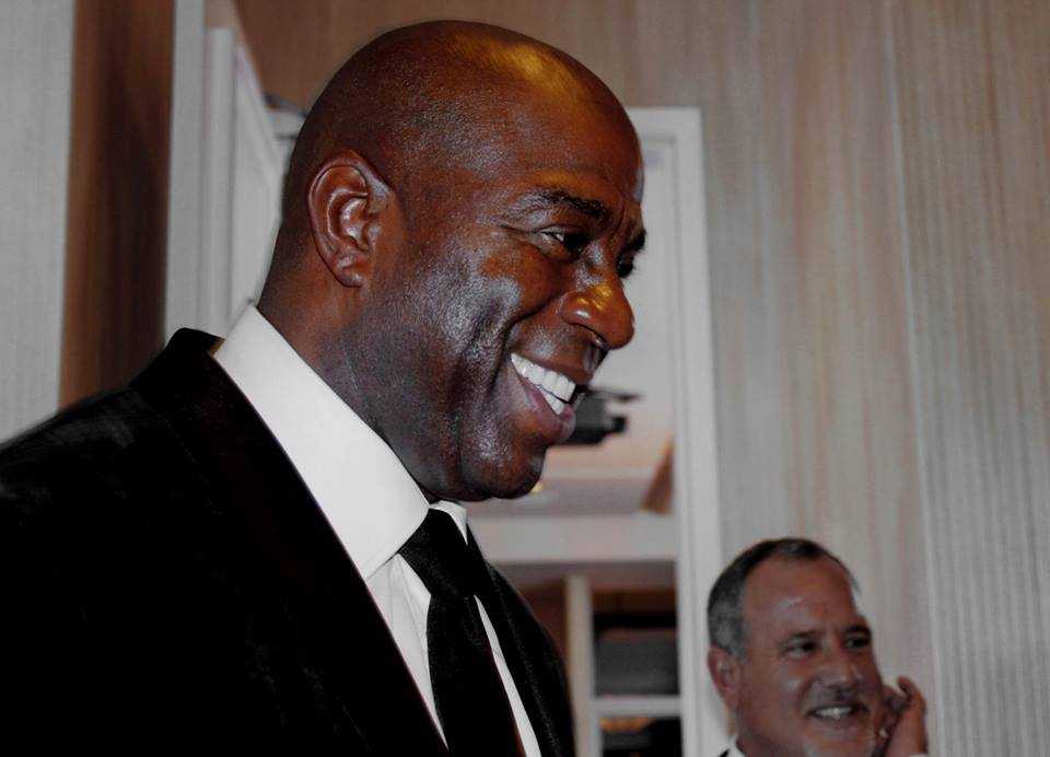 La légende des Los Angeles Lakers Magic Johnson fait allusion à une nouvelle très excitante