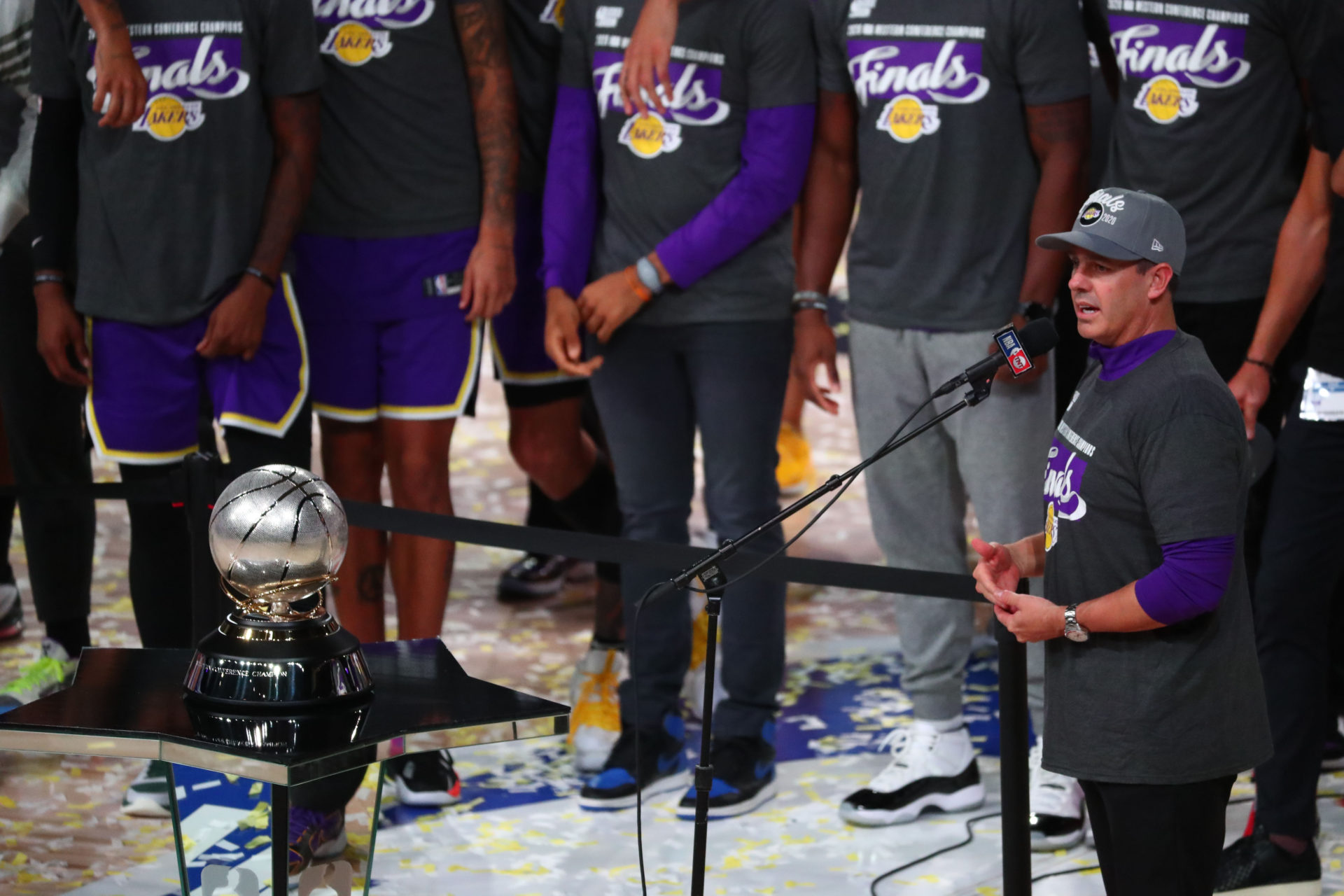 L'entraîneur-chef des Los Angeles Lakers Frank Vogel prend la parole après avoir battu les Denver Nuggets