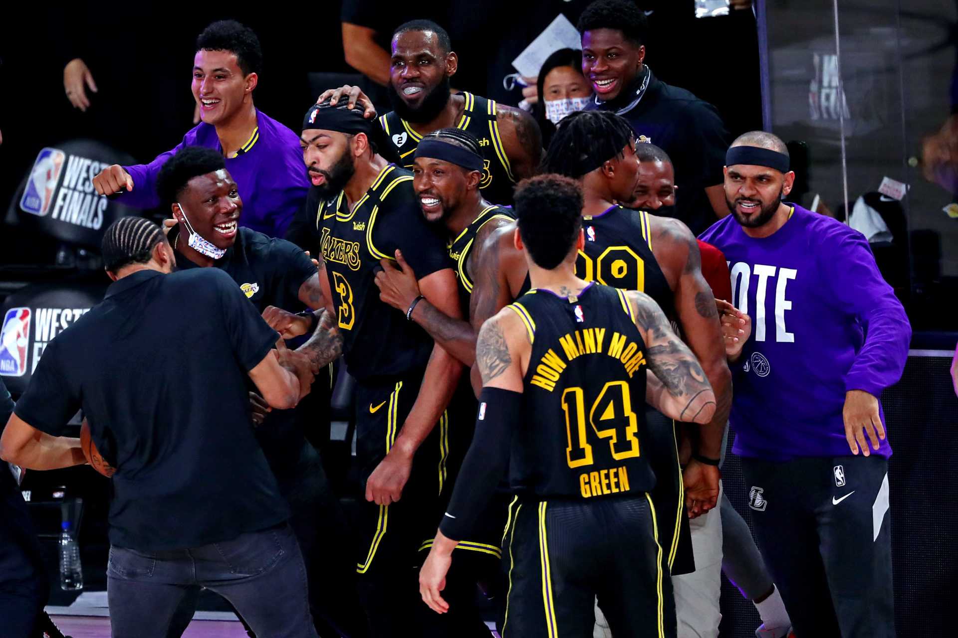 La recrue des Lakers fait une fouille hilarante à Anthony Davis pour l'avoir poussé sur le sol