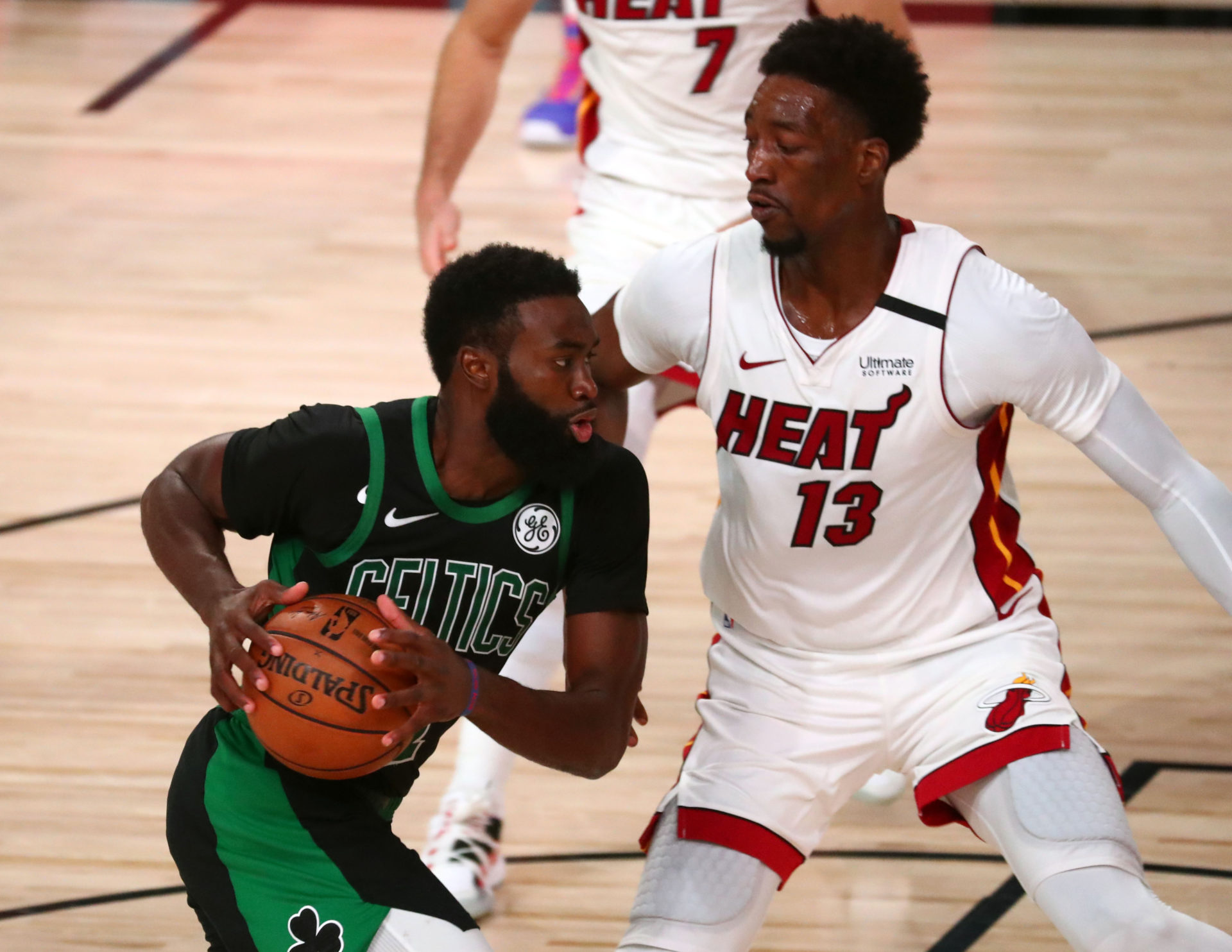 Miami Heat Bam Adebayo contre Celtics Jaylen Brown