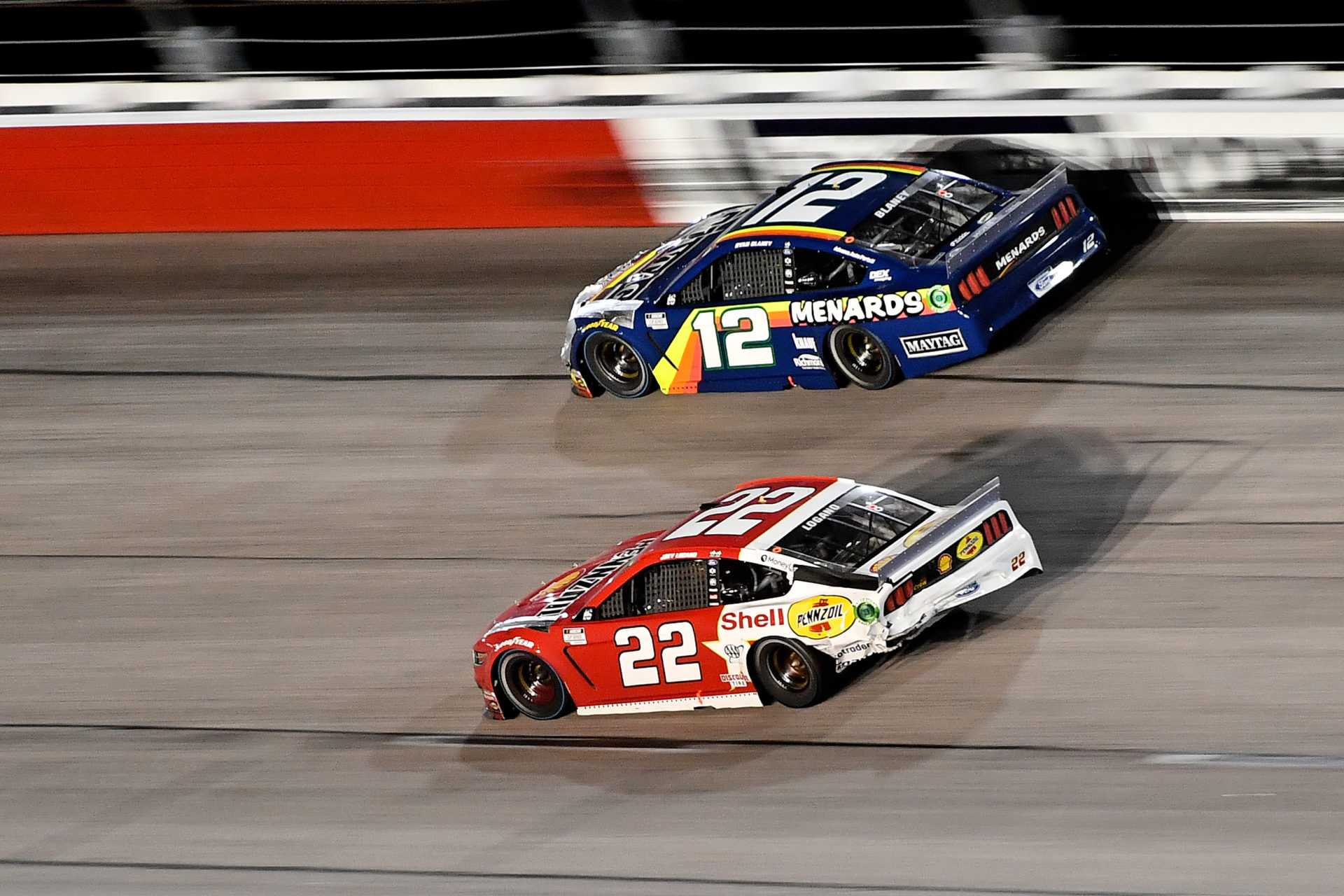 Joey Logano et Ryan Blaney lors d'une course de la série NASCAR Cup