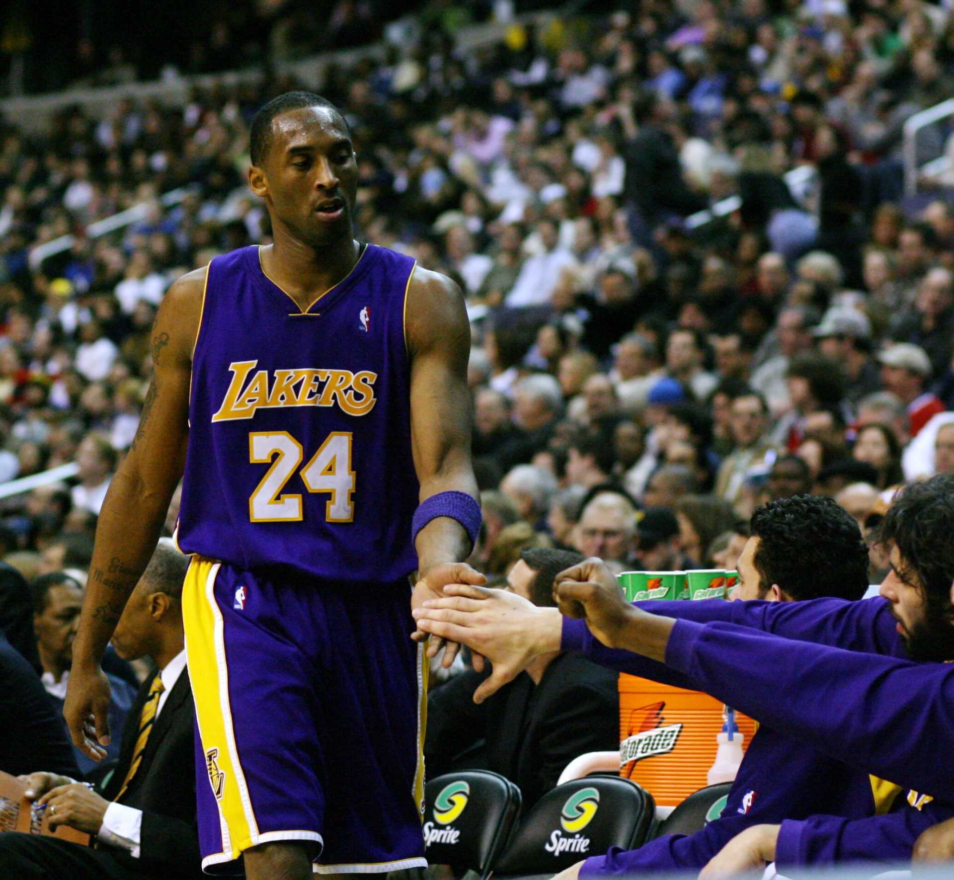 Le membre du Temple de la renommée de la NBA, Steve Nash, félicite Kobe Bryant pour la façon dont il est passé à la retraite