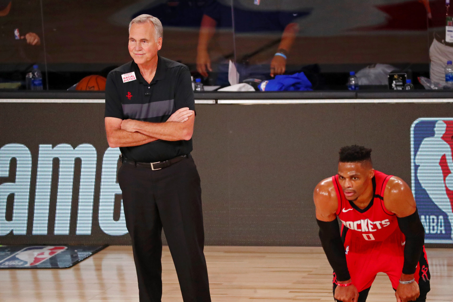 L'entraîneur-chef des Houston Rockets Mike D'Antoni et le garde David Nwaba regardent leur équipe jouer aux éliminatoires de la NBA 2020