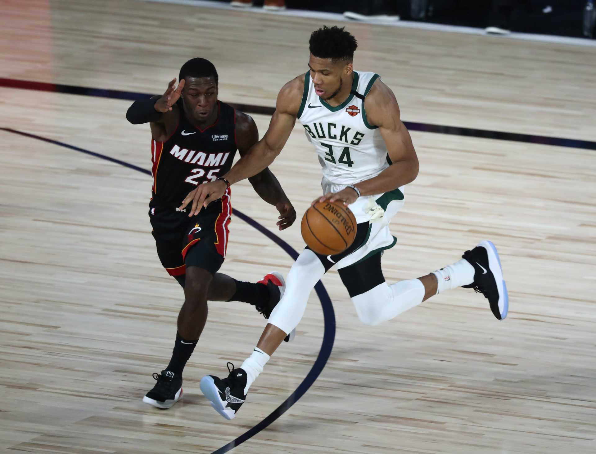 L'attaquant des Milwaukee Bucks Giannis Antetokounmpo joue contre le gardien des Heat de Miami Kendrick Nunn