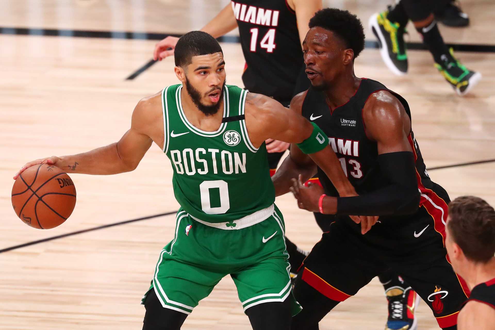 Bam Adebayo défend la star des Celtics Jayson Tatum lors du troisième match de la finale de la Conférence de l'Est