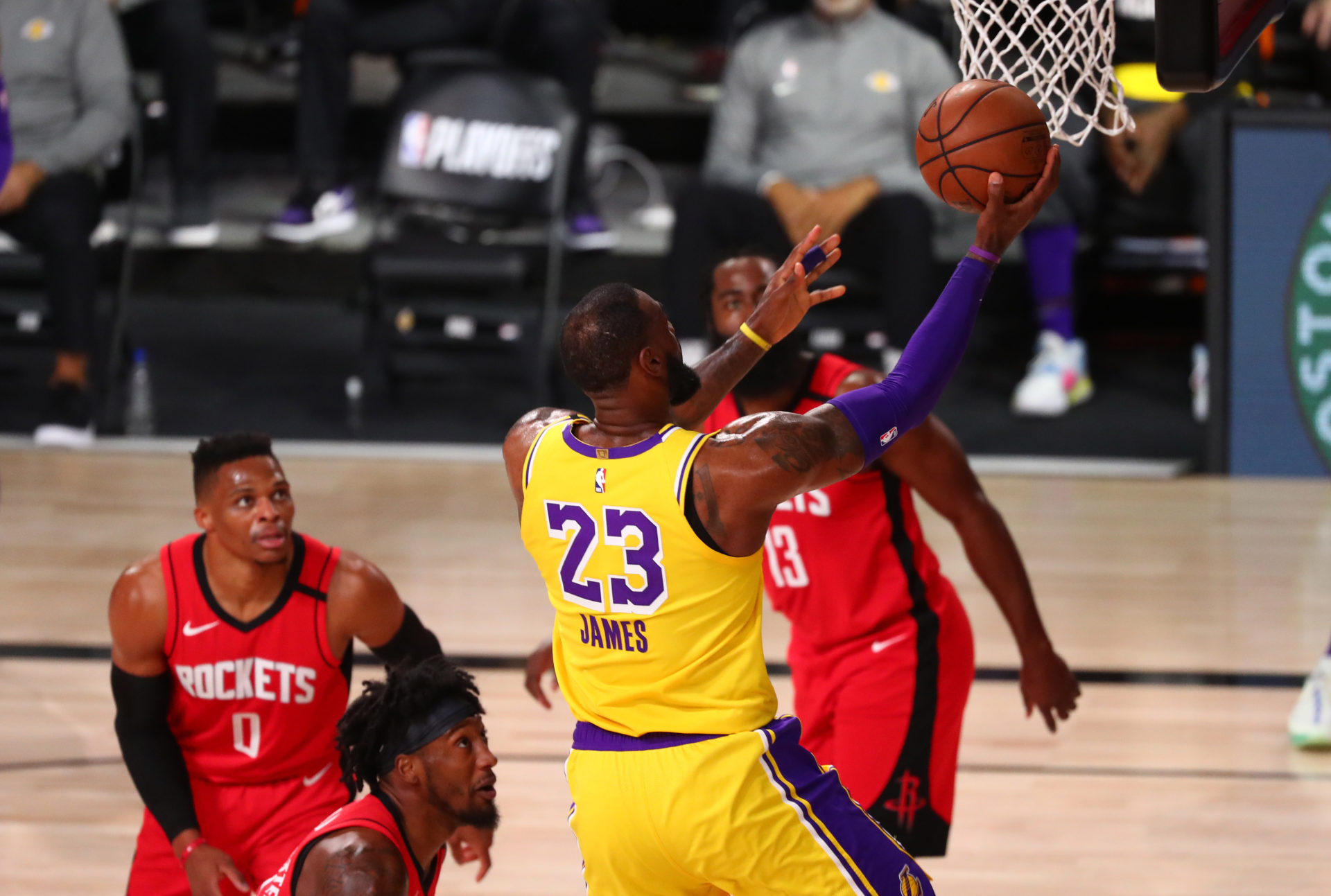 LeBron James des Lakers tente un lauyp pendant que James Harden the Rockets regarde