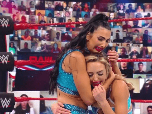 Peyton Royce et Billie Kay éclatent en larmes dans les coulisses après la WWE Raw