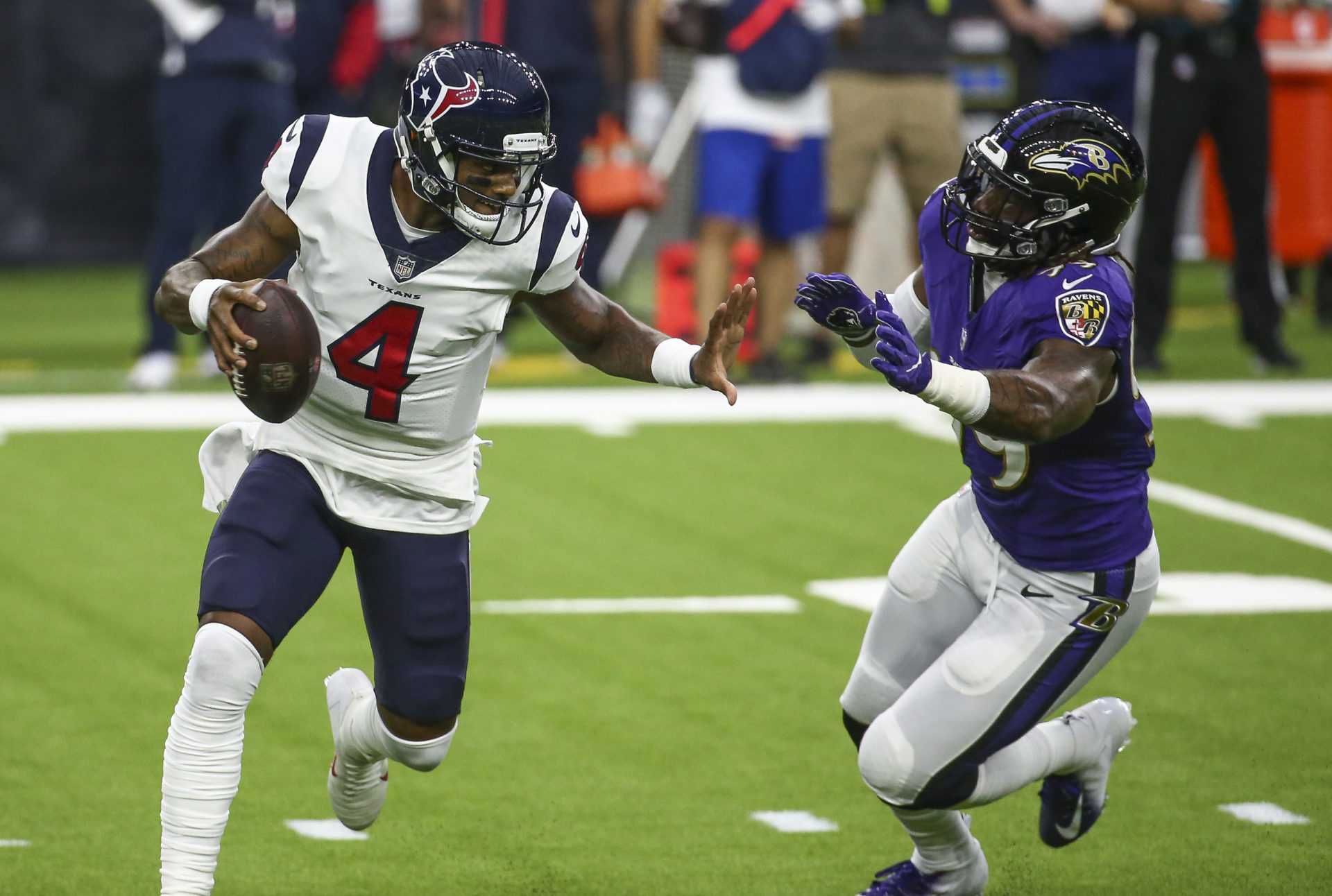 Le quart-arrière des Texans de Houston Deshaun Watson tente de jouer contre les Ravens de Baltimore lors de la deuxième semaine.