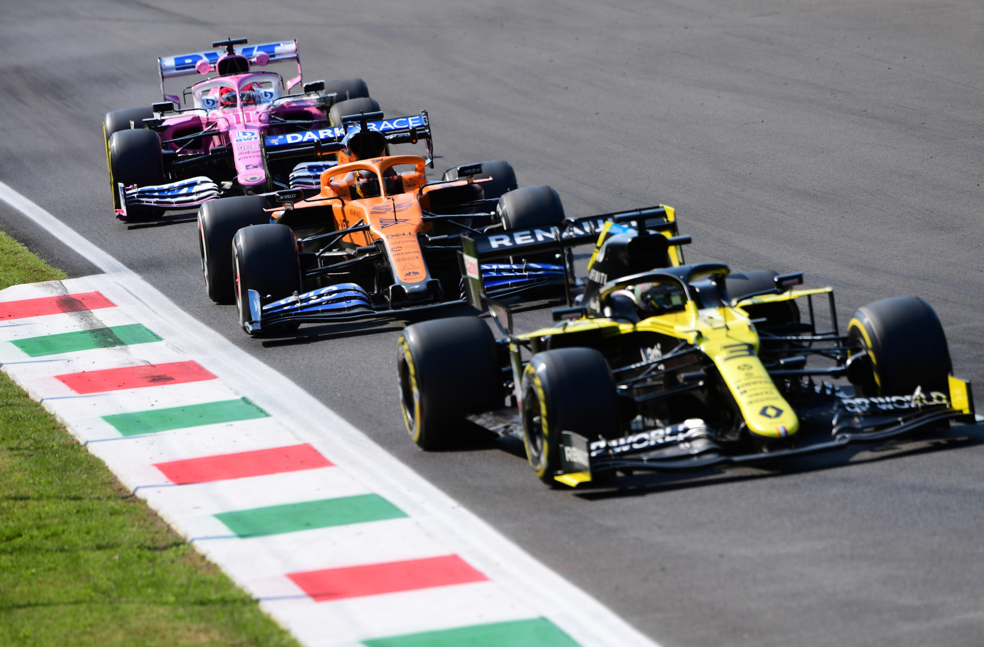 Daniel Ricciardo de Renault est suivi par Carlos Sainz de McLaren et Sergio Perez de Racing Point lors d'une séance d'essais avant le Grand Prix d'Italie de F1 2020