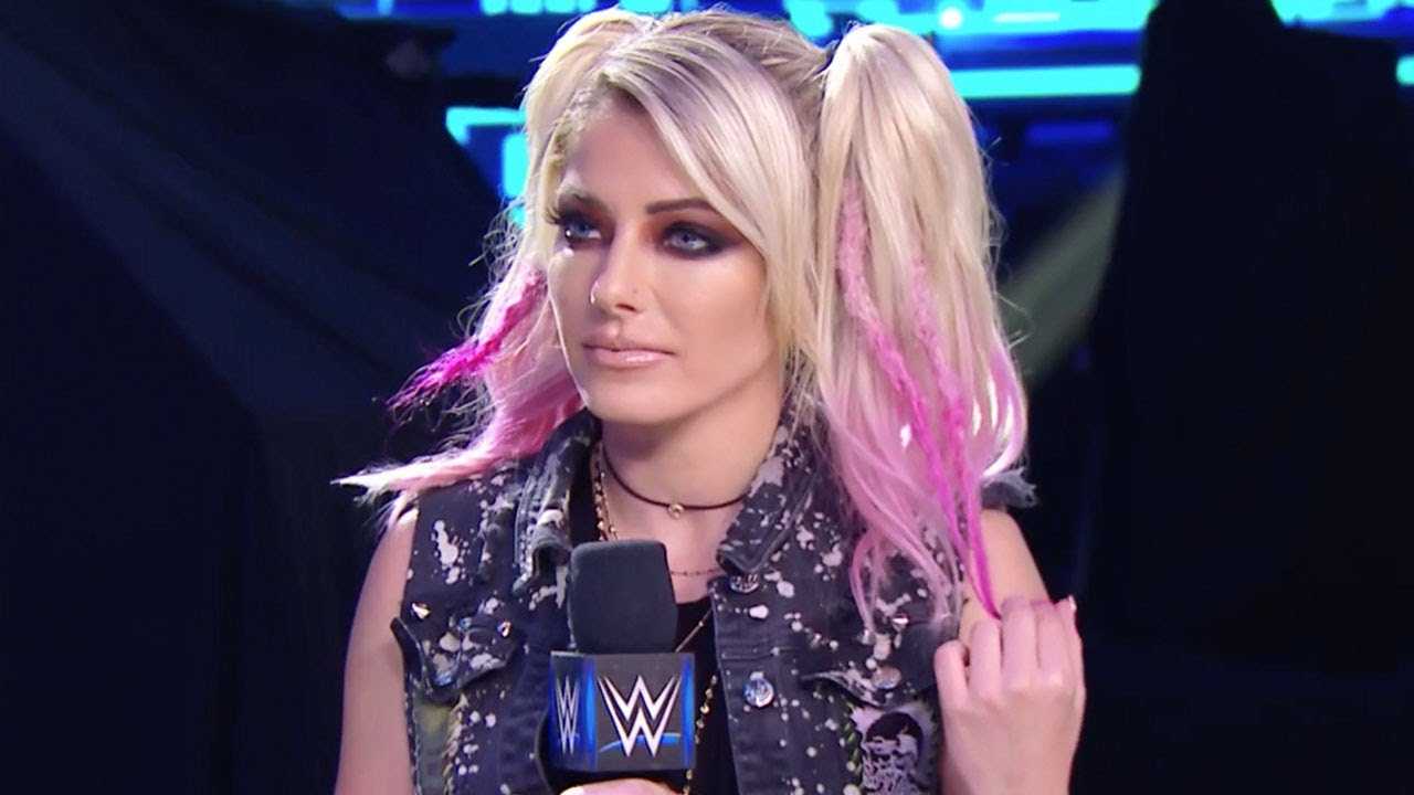 REGARDER: Alexa Bliss, superstar de la WWE, réagit maladroitement à une question lors d'une interview