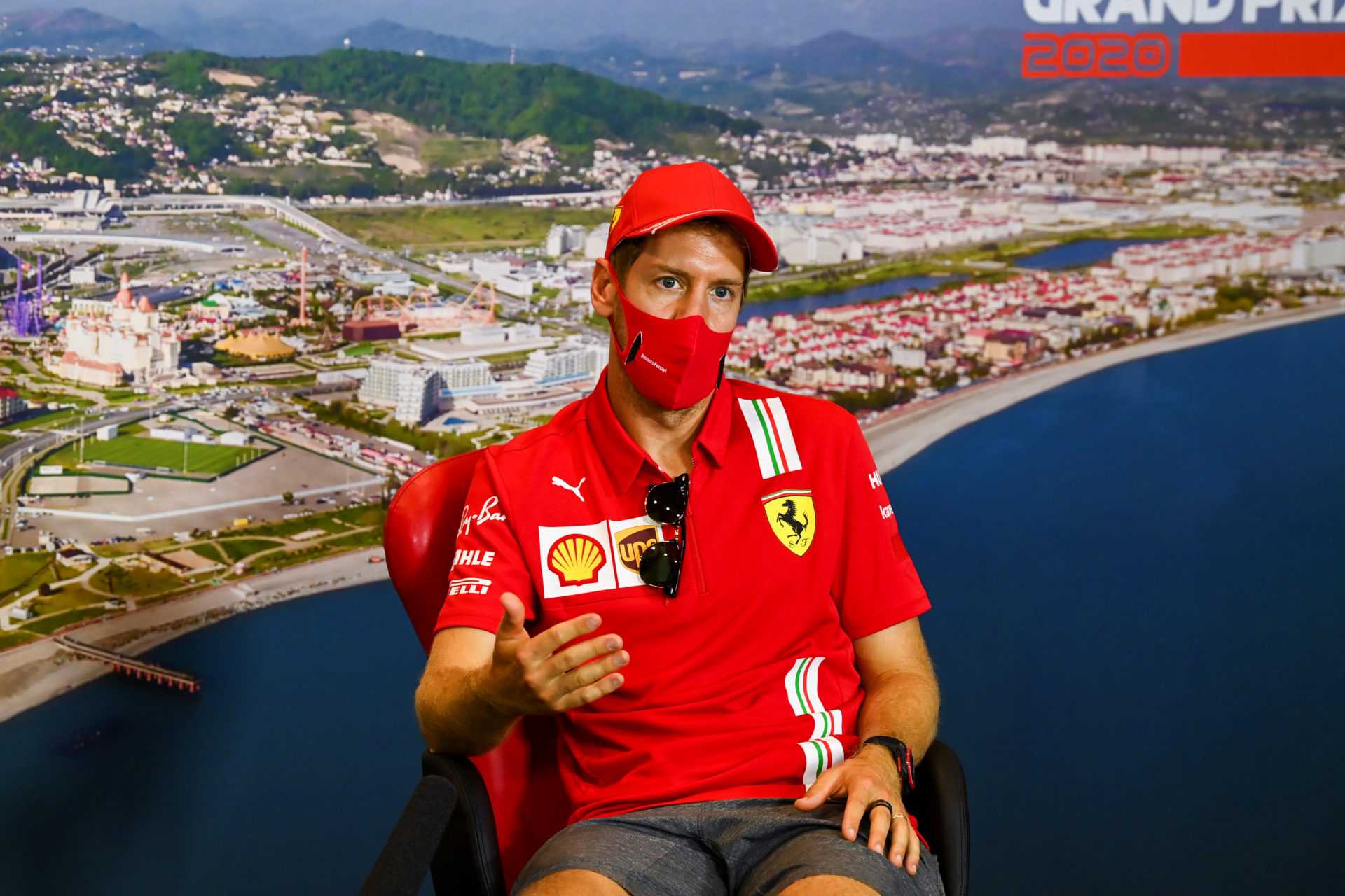 REGARDER: Ferrari ignore les demandes répétées de Sebastian Vettel au stand