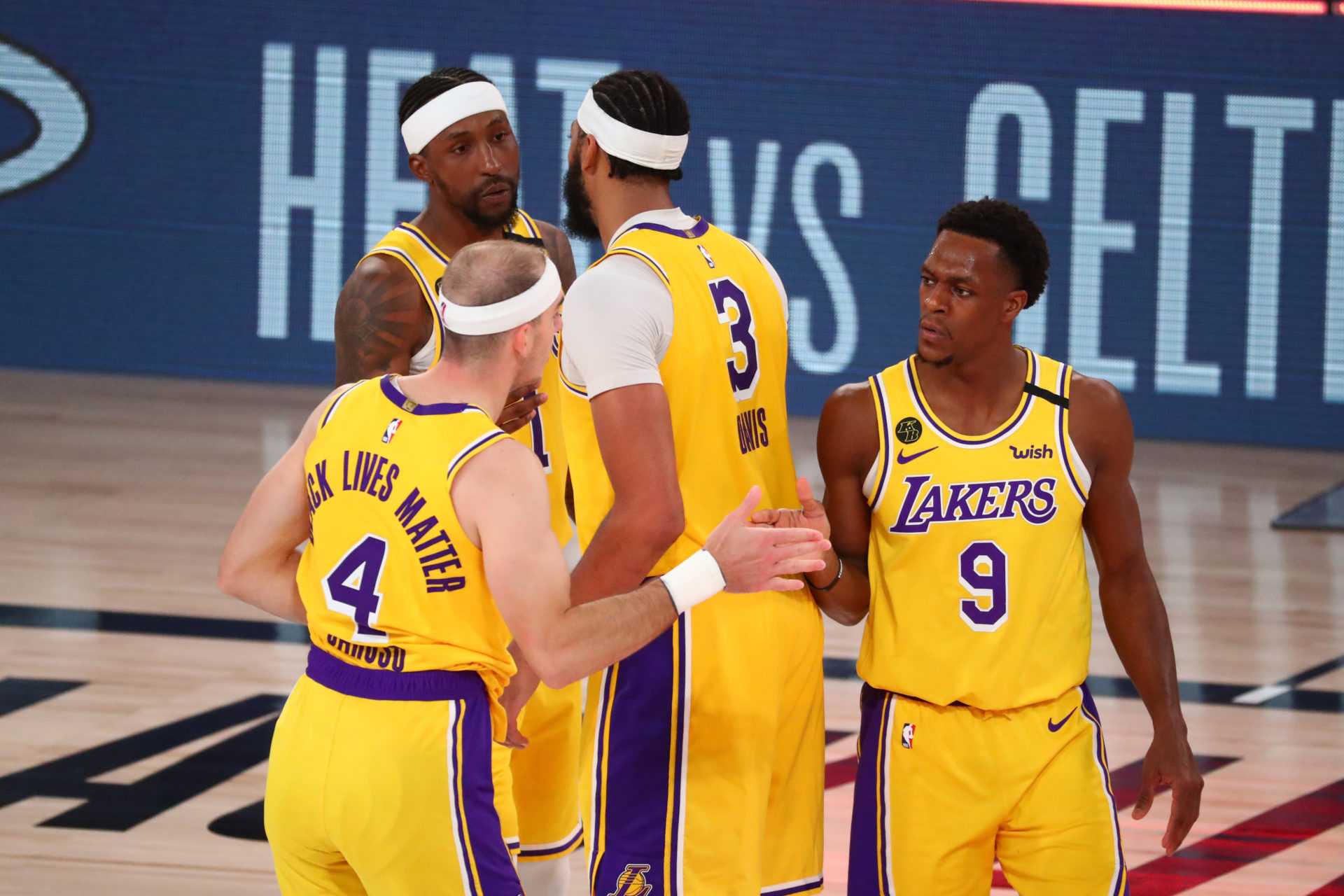 Rajon Rondo, le gardien des Los Angeles Lakers, célèbre avec Anthony Davis, Alex Caruso et Kentavious Caldwell-Pope