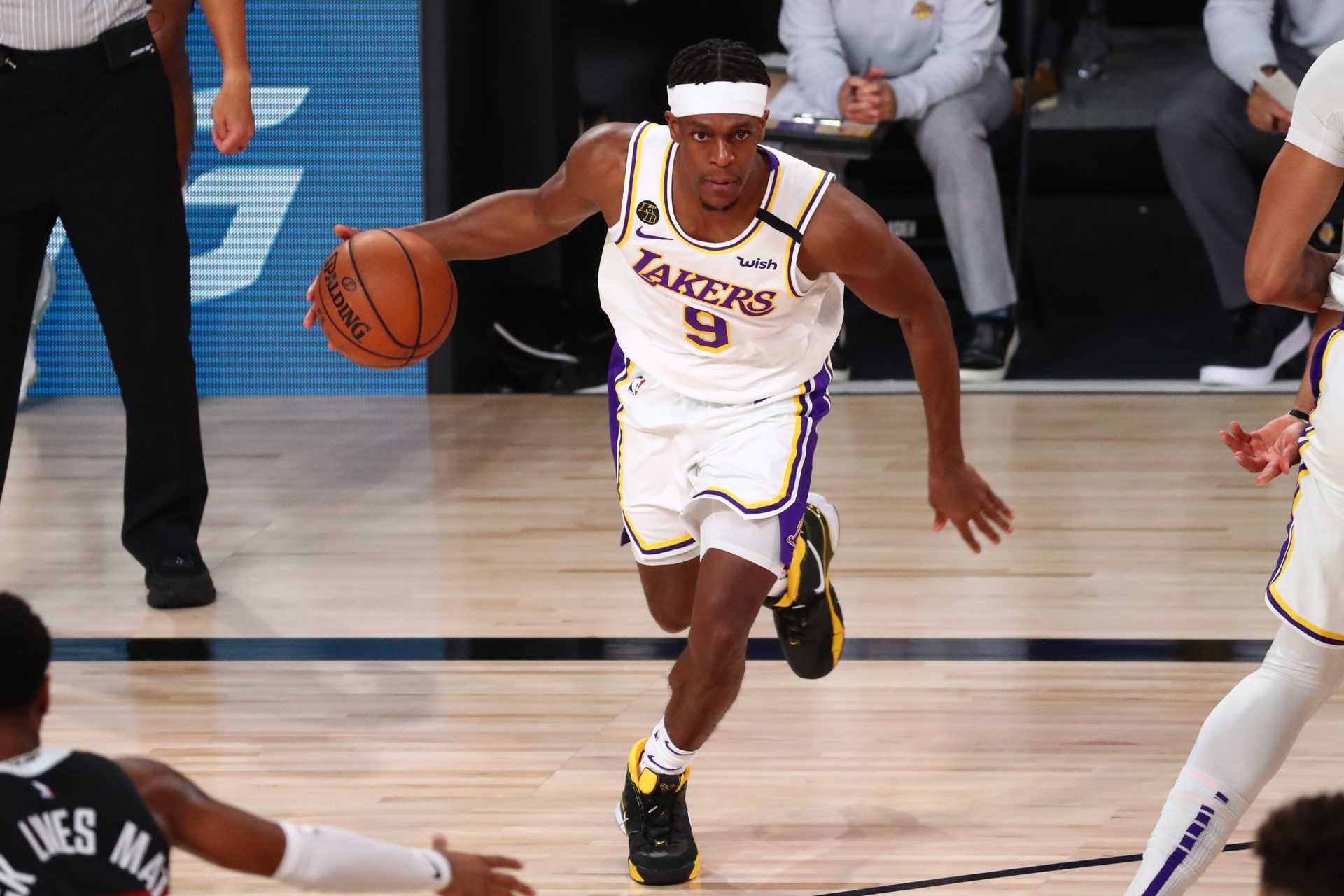Rajon Rondo, vétéran des Lakers, dépasse la légende de la NBA Kobe Bryant pour établir un nouveau record en séries éliminatoires