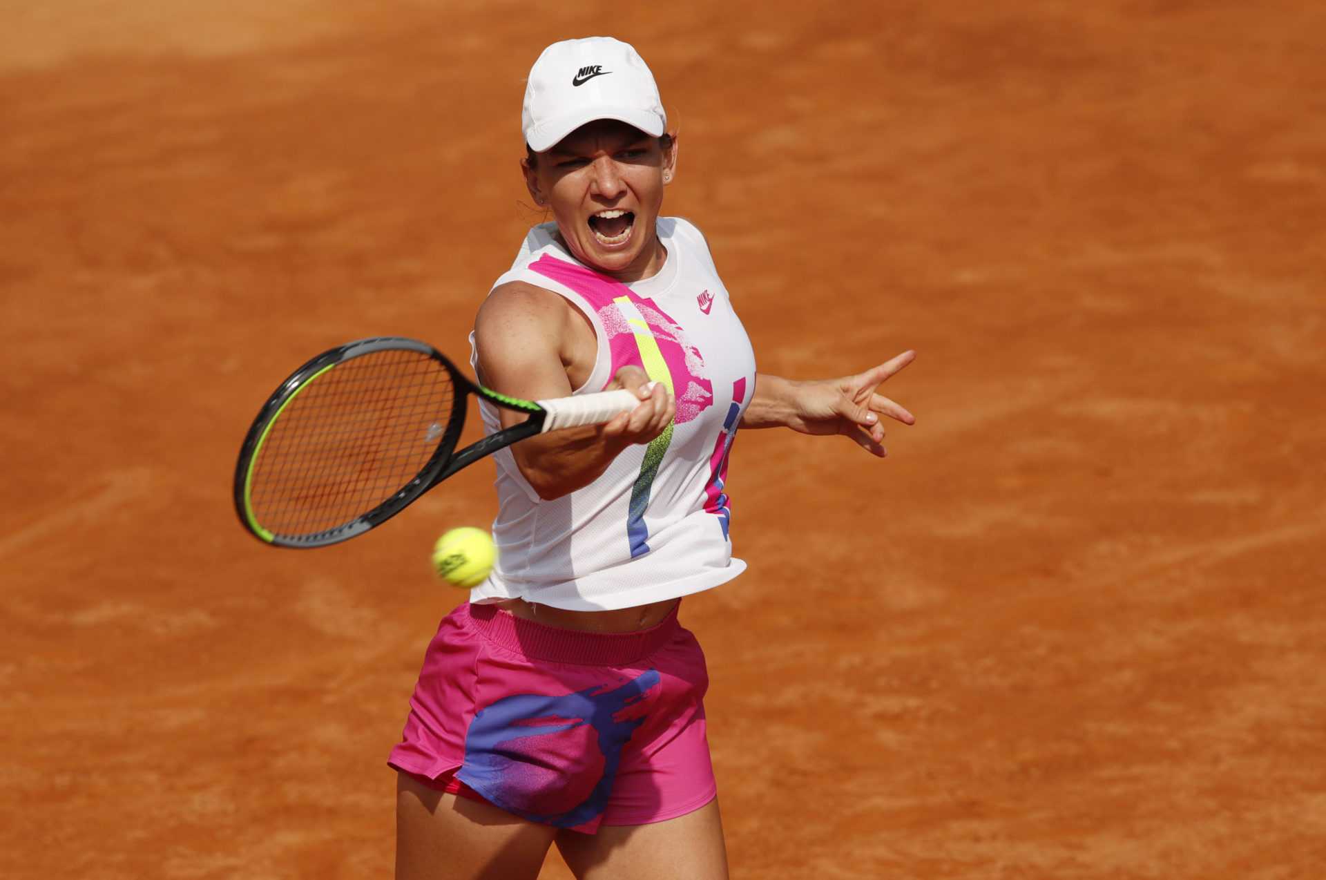 Simona Halep remporte une bataille acharnée contre Garbine Muguruza pour atteindre la troisième finale de l'Open d'Italie
