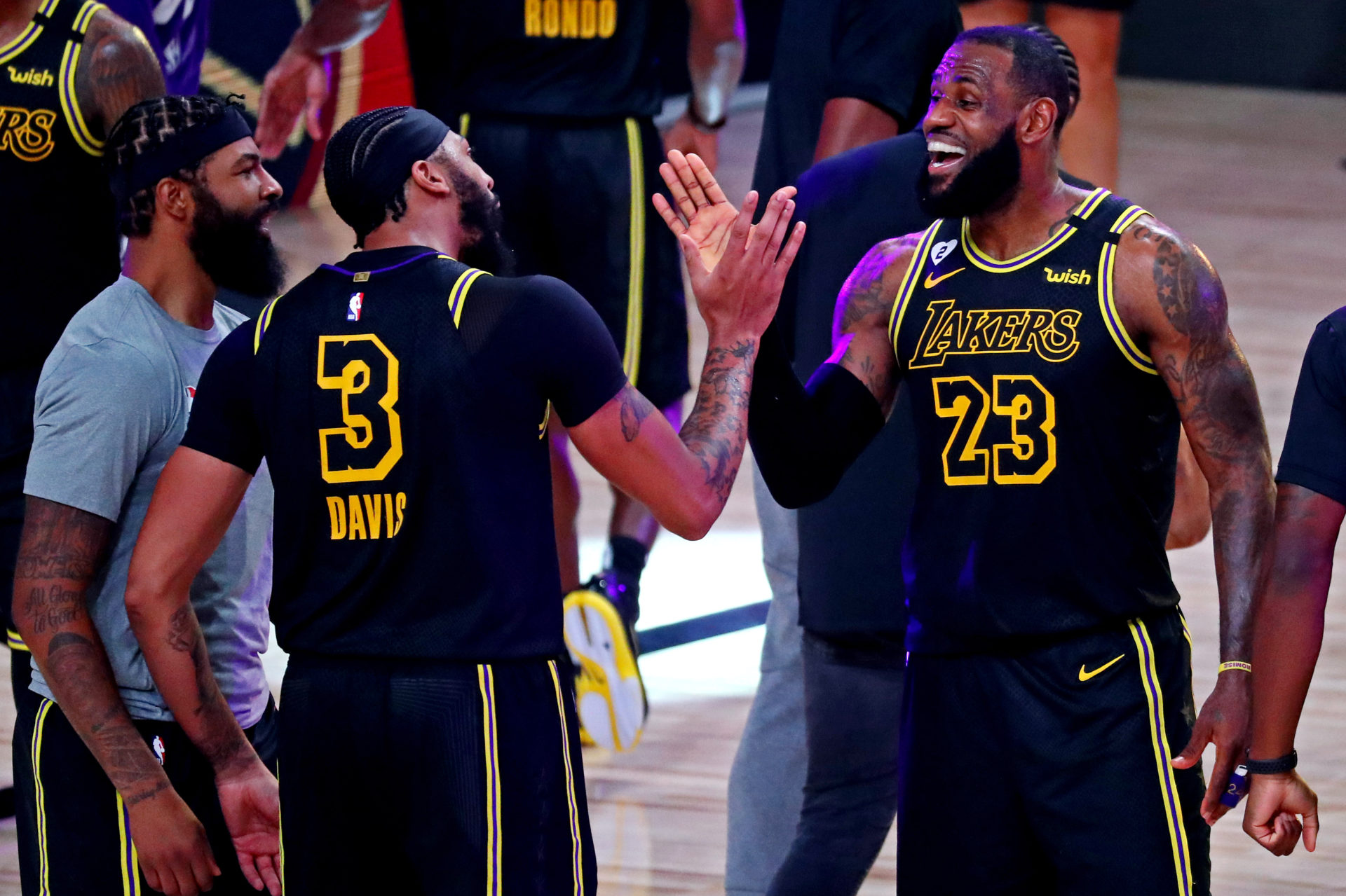 LeBron James et Anthony Davis célèbrent après la victoire des Lakers de Los Angeles au deuxième match