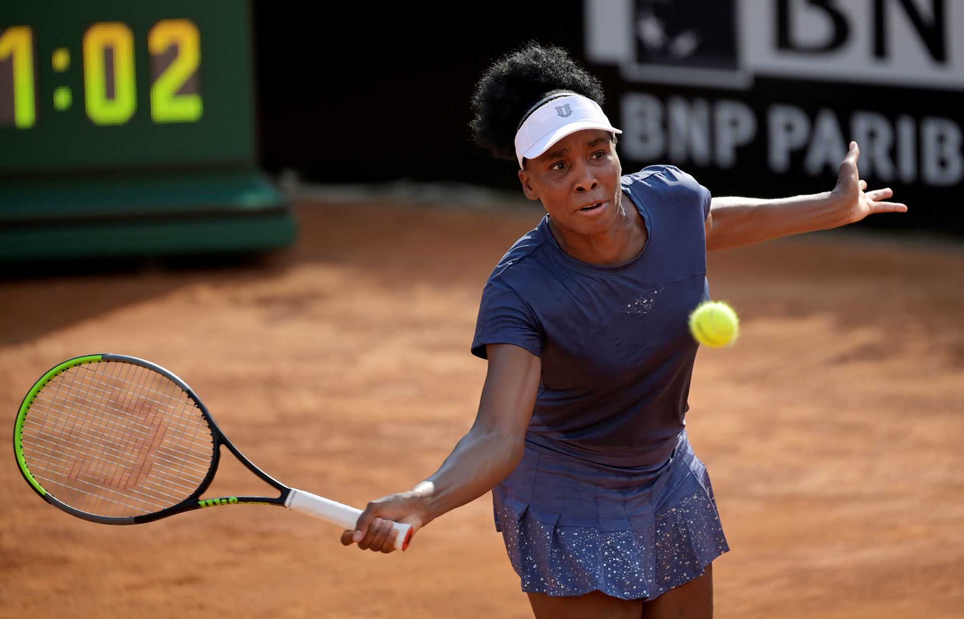 Venus Williams frappe un tir contre Victoria Azarenka à l'Open d'Italie 2020
