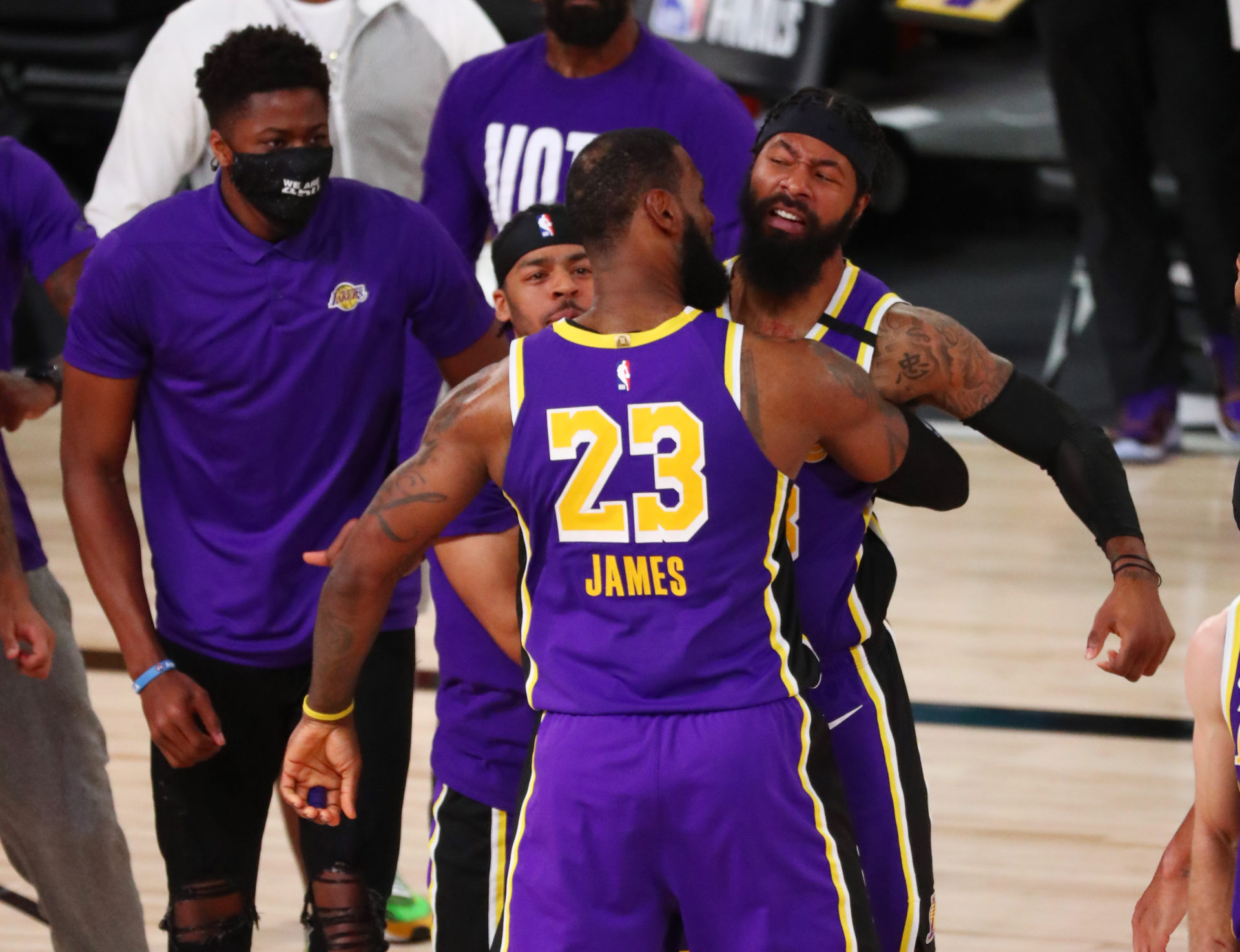 L'attaquant des Los Angeles Lakers LeBron James célèbre avec l'attaquant Markieff Morris 