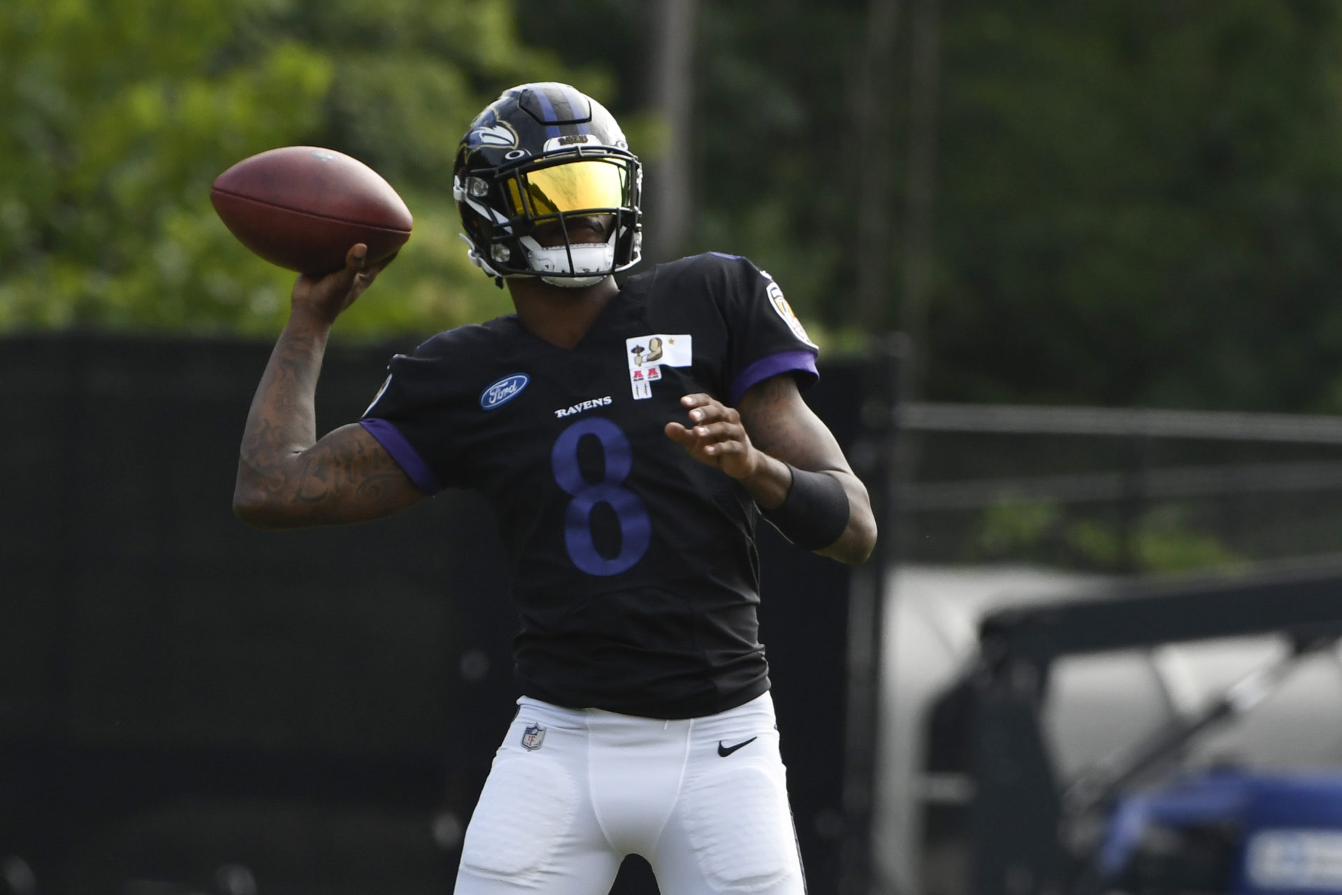 Le quart-arrière des Baltimore Ravens, Lamar Jackson, effectue un lancer lors de l'entraînement avant la première semaine de la saison 2020 de la NFL.