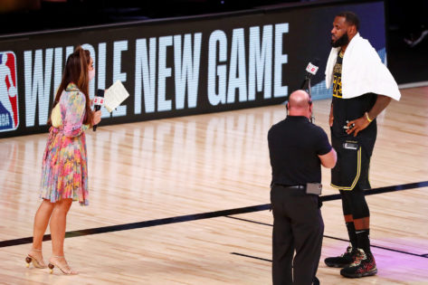 Le joueur vedette des Lakers LeBron James dans une interview d'après-match des séries éliminatoires.