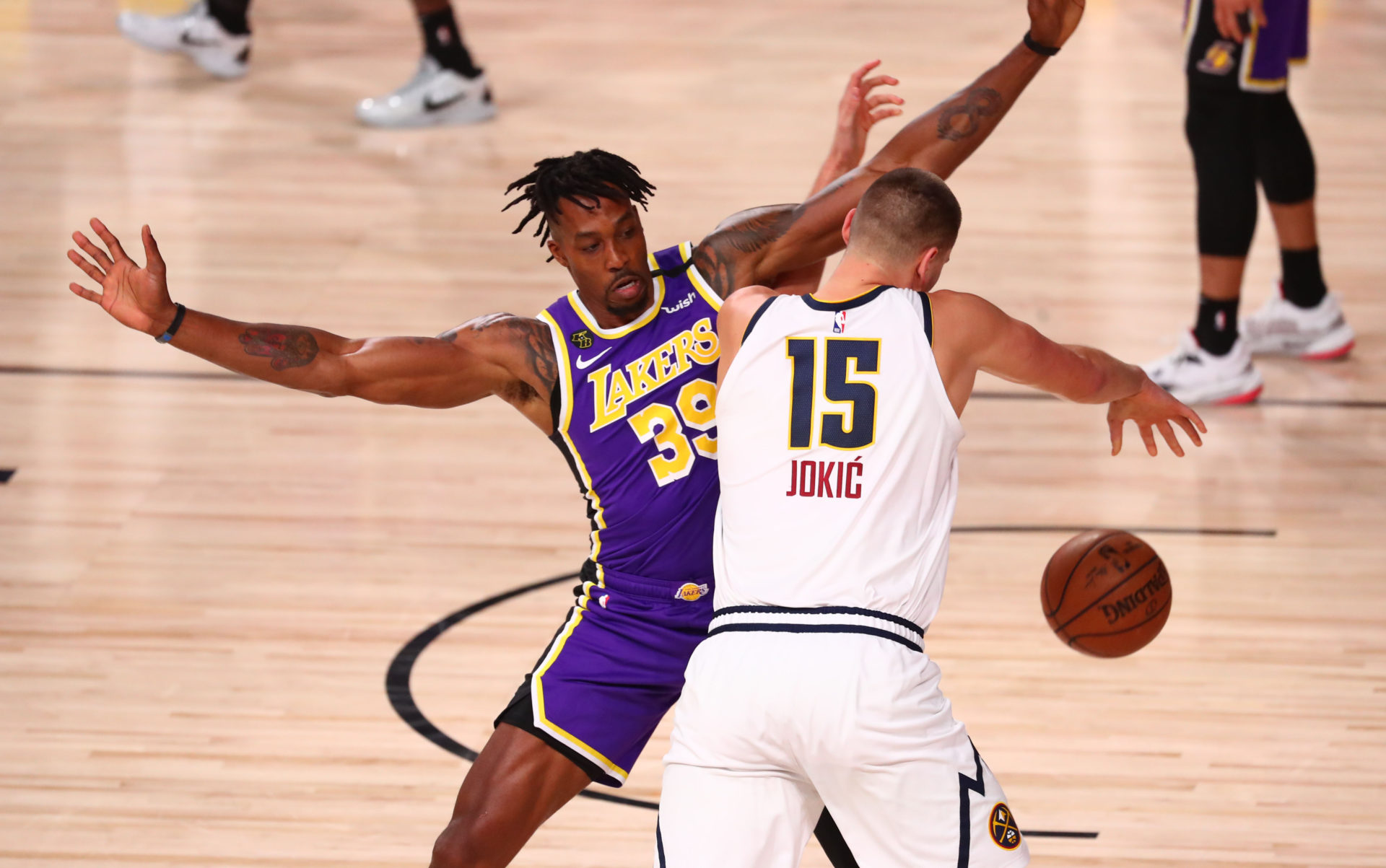 Le centre des Lakers de Los Angeles, Dwight Howard, défend Nikola Jokic de Denver Nuggets